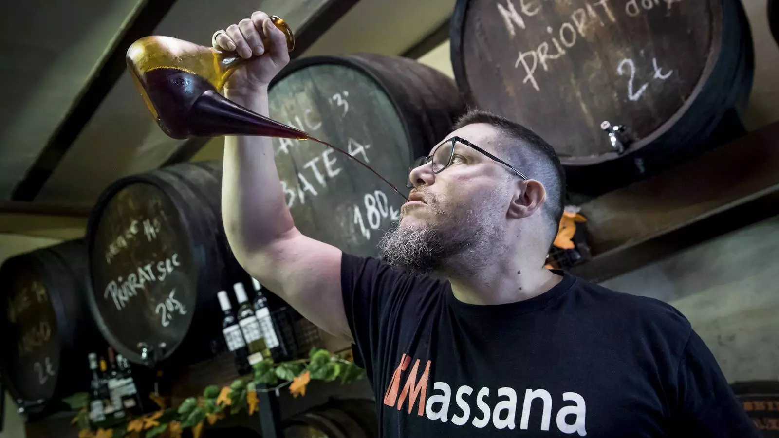 Bodega Massana, a la fotografia Carles de la Prida bevent vi del Penedes amb una porrona