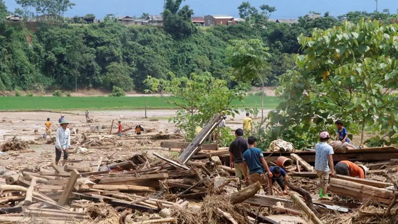 Veïns intentant netejar la zona devastada per les fortes inundacions al nord del Vietnam