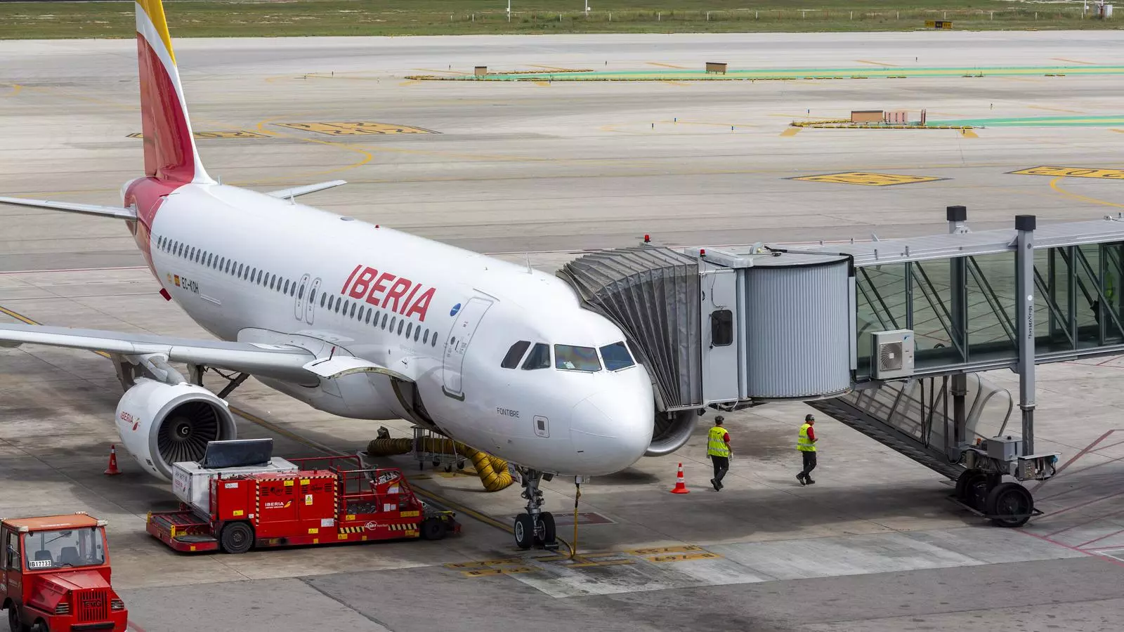 Un avió d'Iberia, una de les aerolínies que ja ha assajat els vols amb biocombustibles, a l'aeroport del Prat.