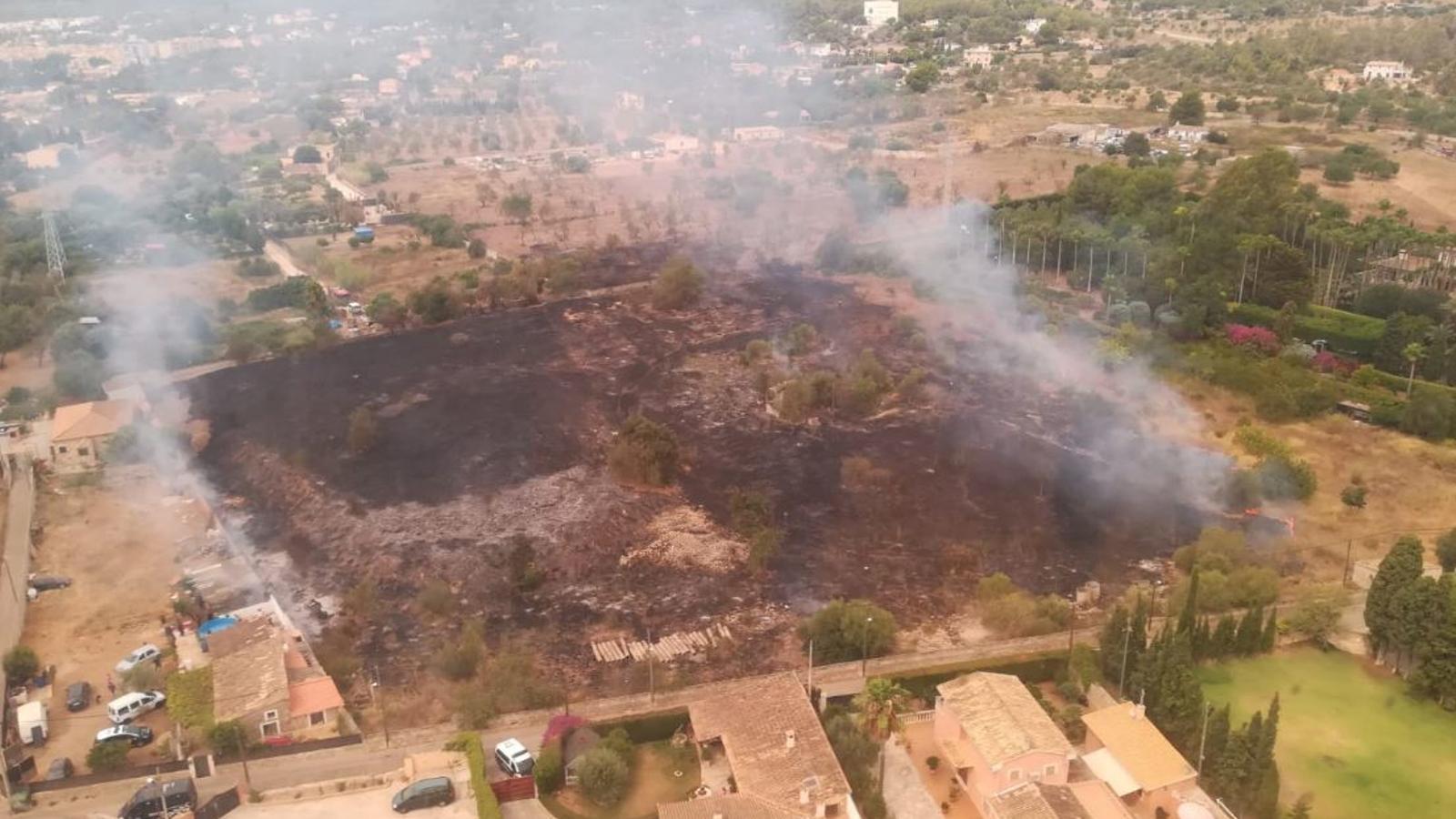 Un incendi crema en un descampat prop de Palma