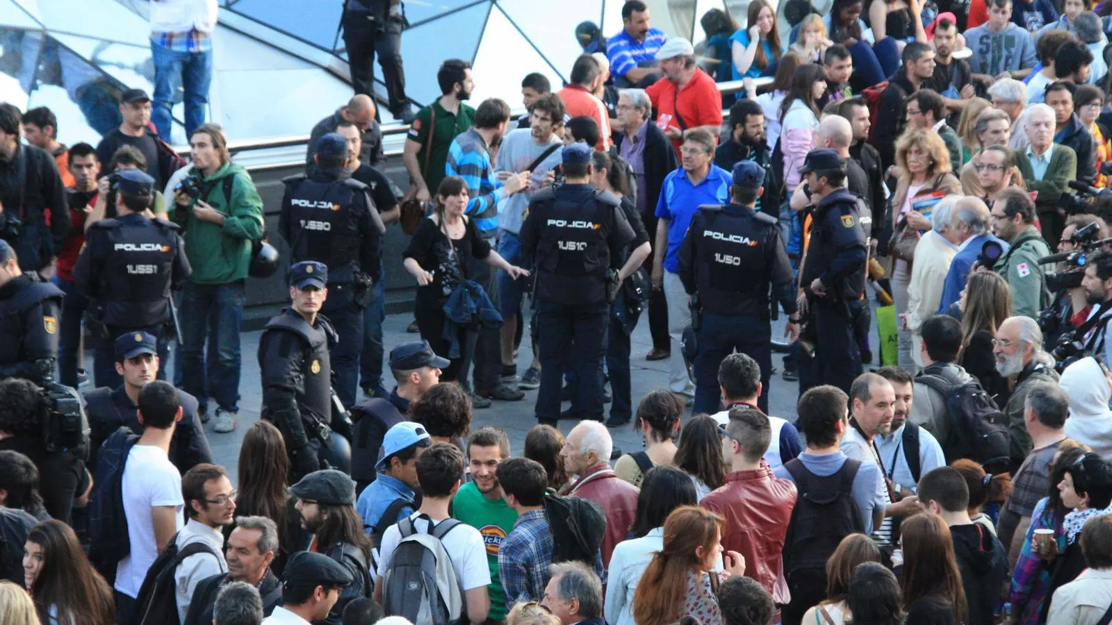 Agents de la Policia Nacional controlen els concentrats a la Puerta del Sol en suport de Can Vies / ACN