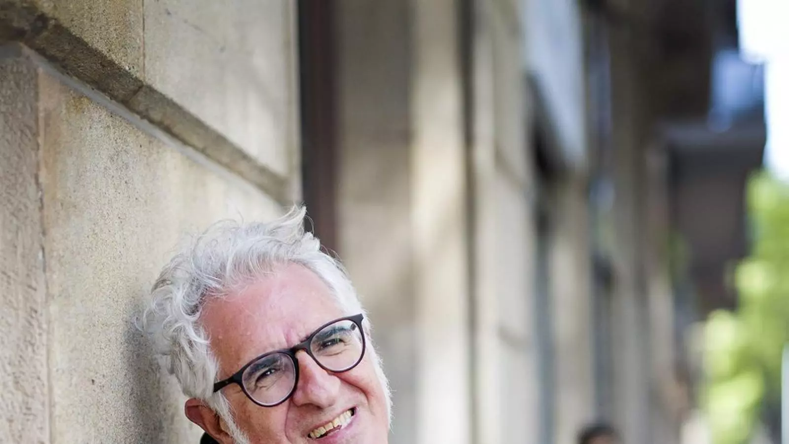 A dalt, un fragment del viatge a Tòquio inclòs a Turista accidental. A baix, la portada del còmic i un retrat de l’autor, Miguel Gallardo.