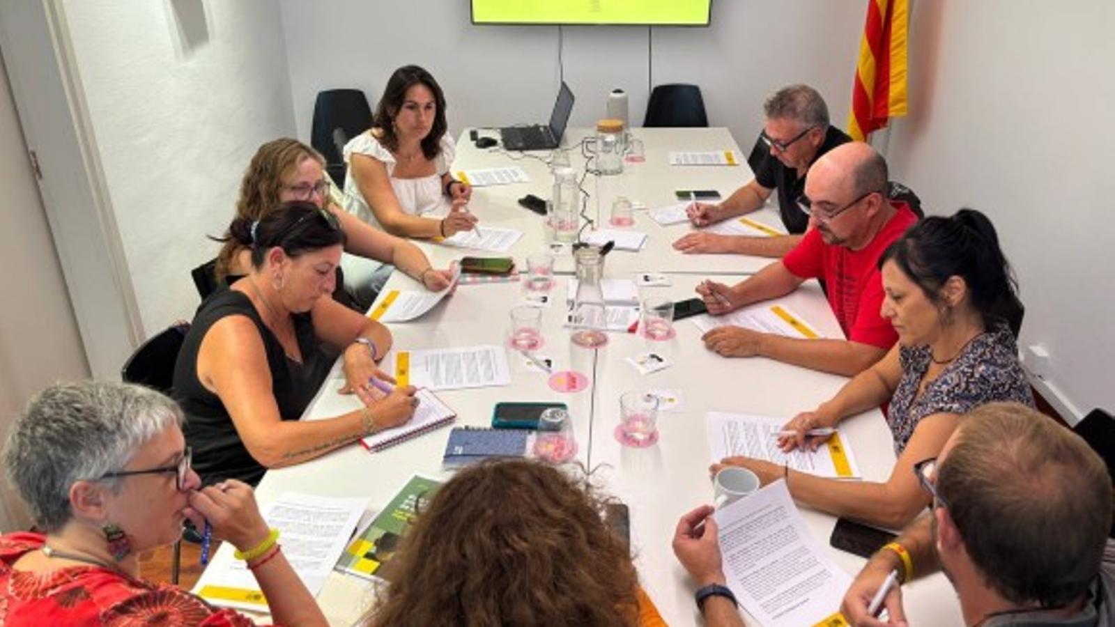 Members of Plataforma per la Llengua meeting with union representatives