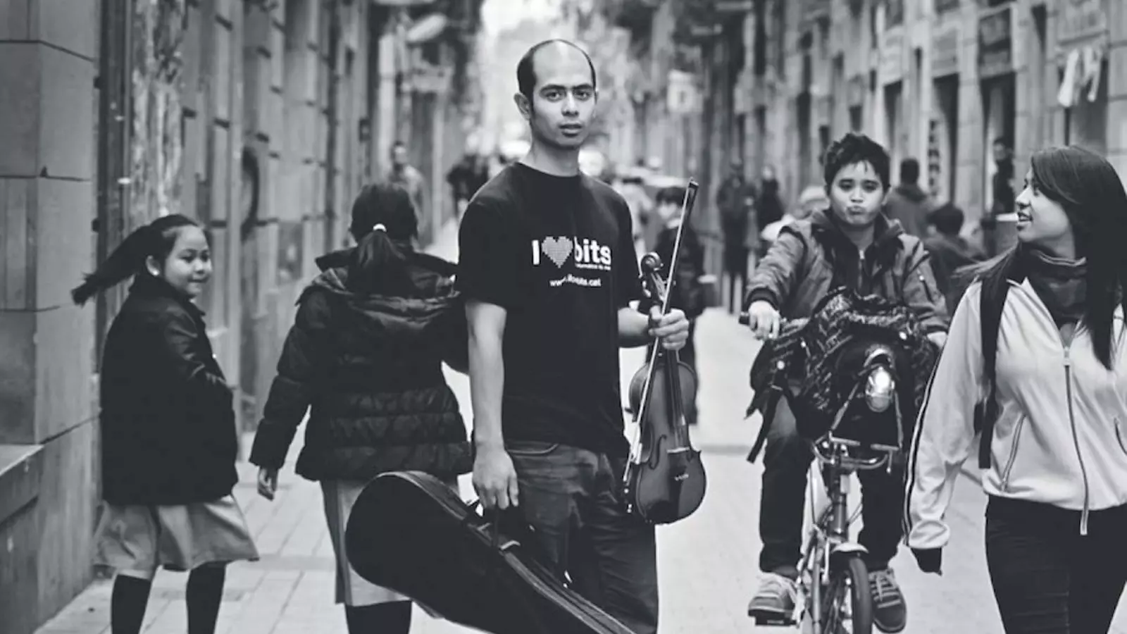 Glenn Caliba, al Raval, amb el seu violí / FRANCESC FÀBREGAS
