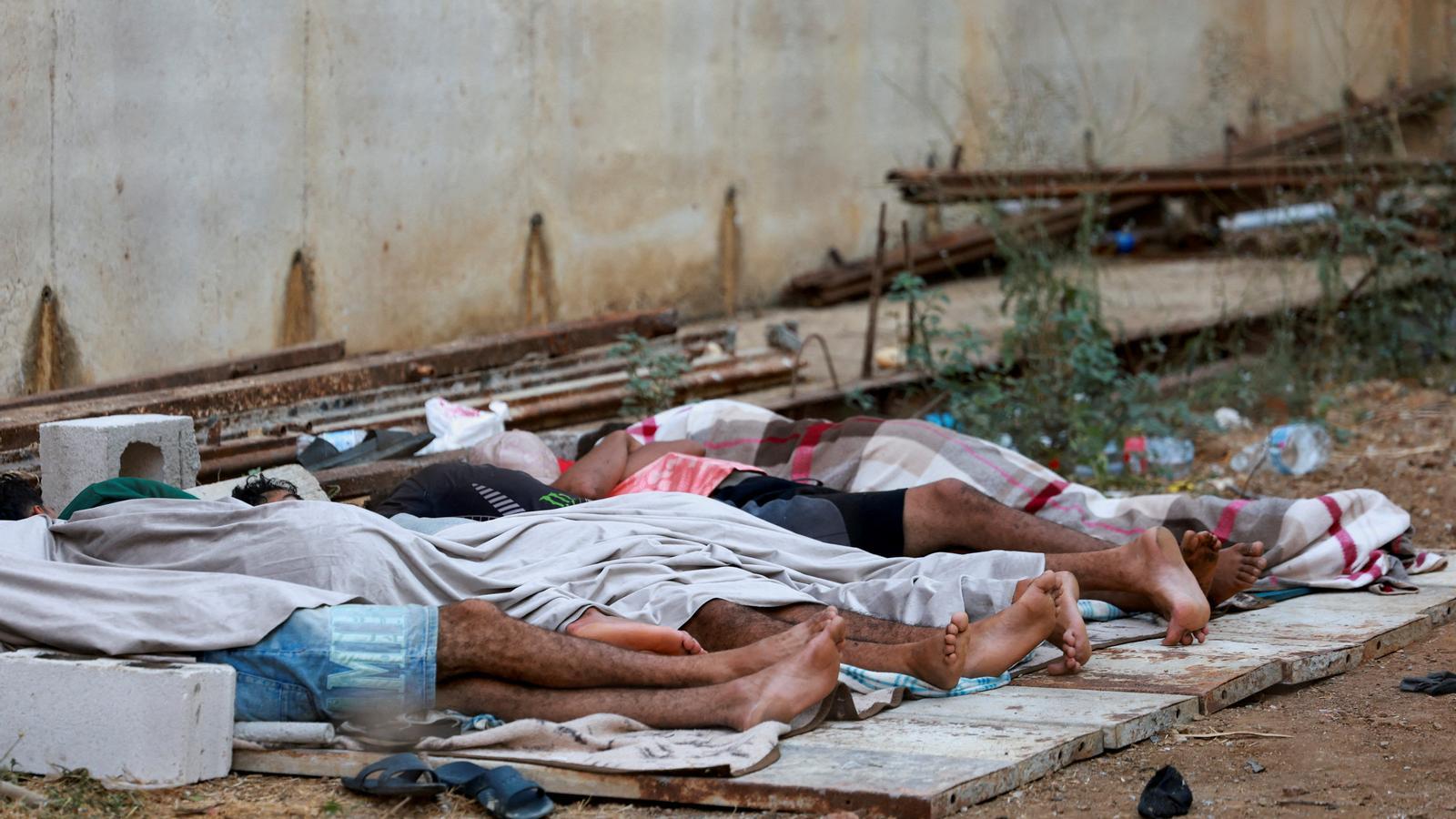 Migrantes durmiendo en la calle en Ceuta.