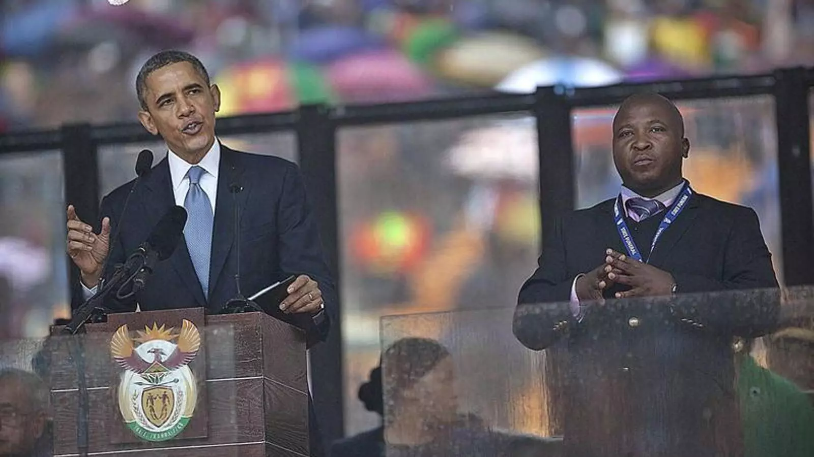 El fals intèrpret, al costat d'Obama durant el funeral de Mandela / EFE
