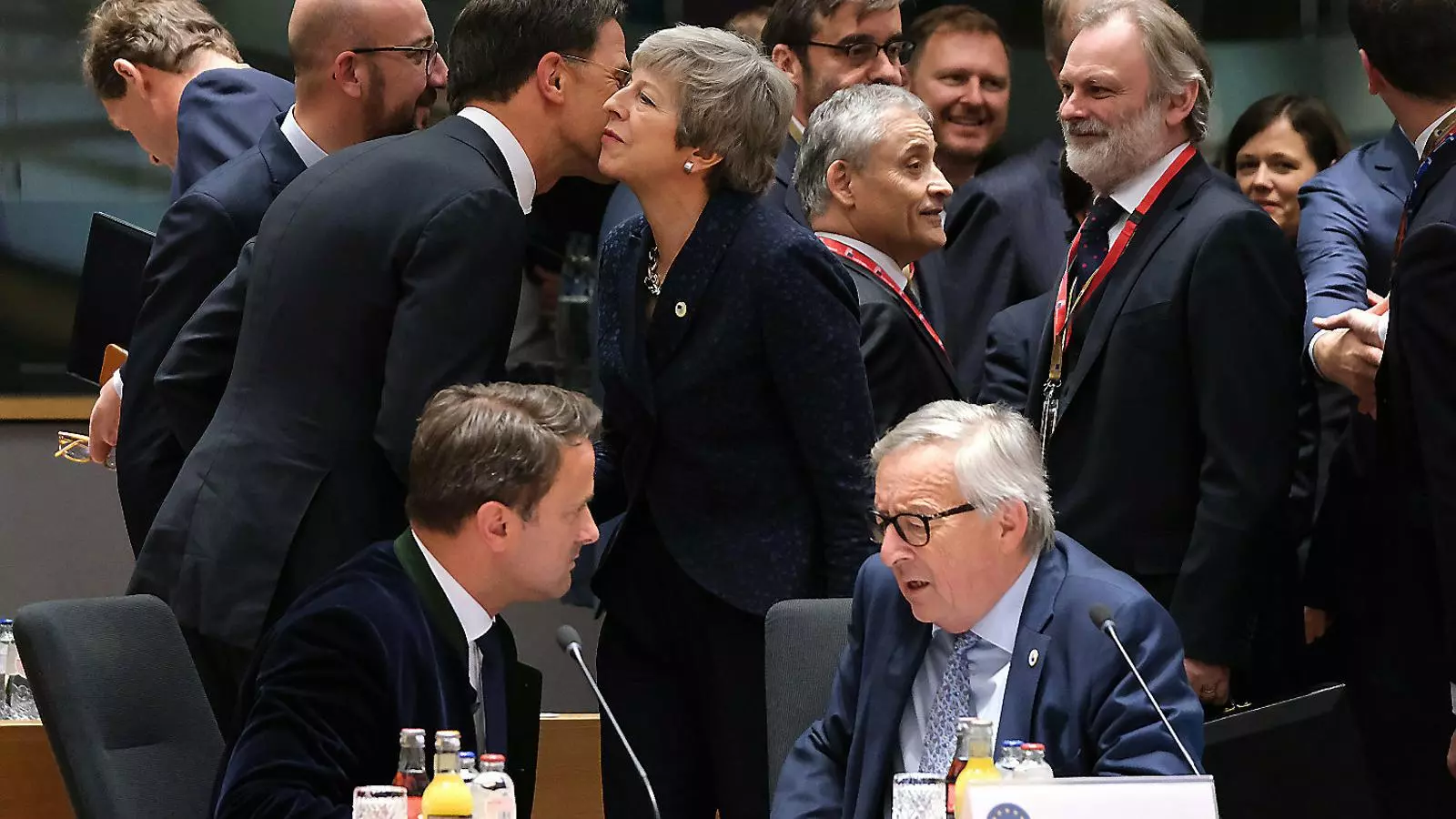 La UE dona oxigen a May i accepta ajornar el Brexit