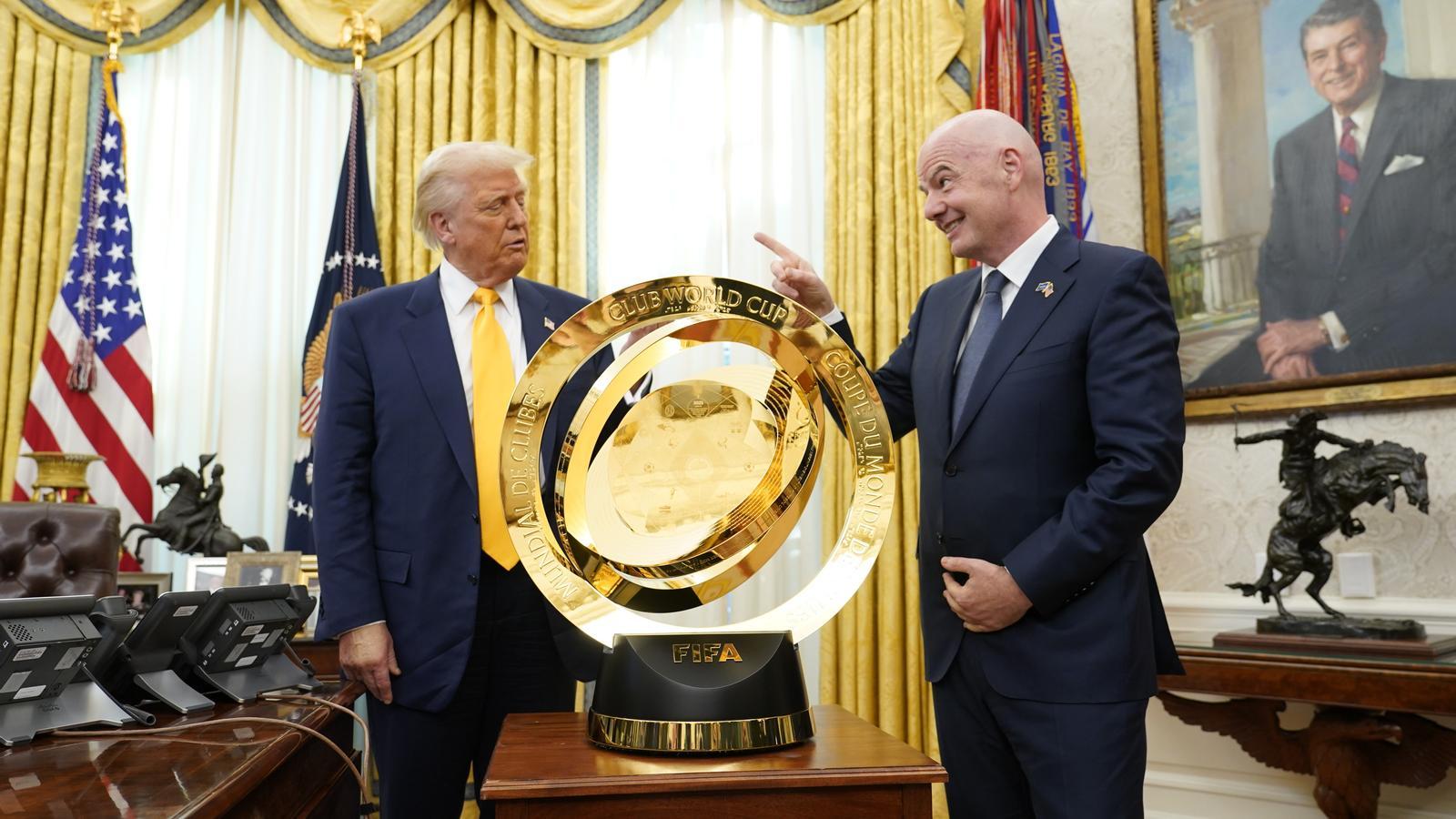 el presidente de la FIFA, Gianni Infantino, y el presidente de EEUU, Donald Trump, con el trofeo de la Copa del Mundo en el Despacho Oval.