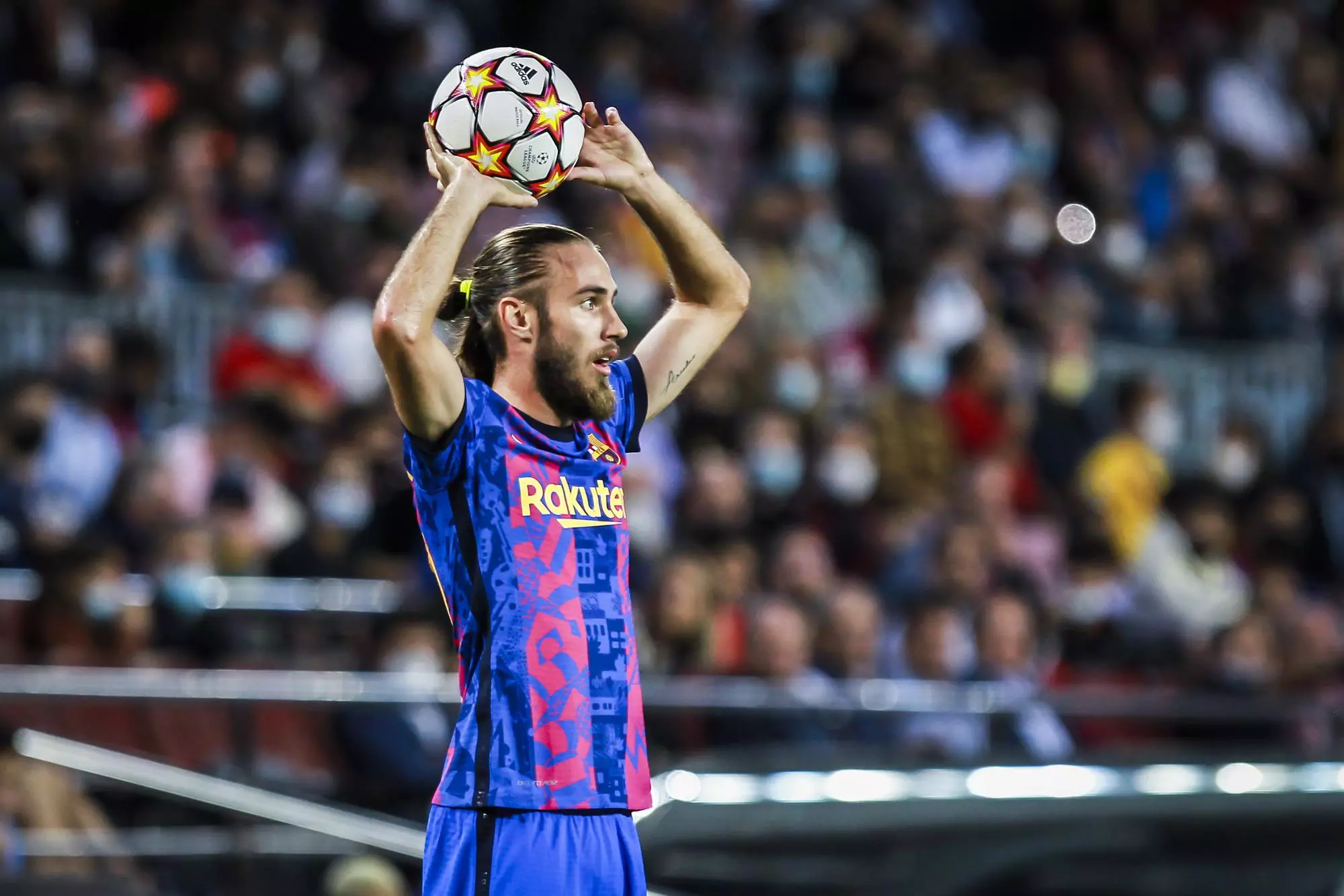 Oscar Mingueza durant un partit de Champions amb el Barça
