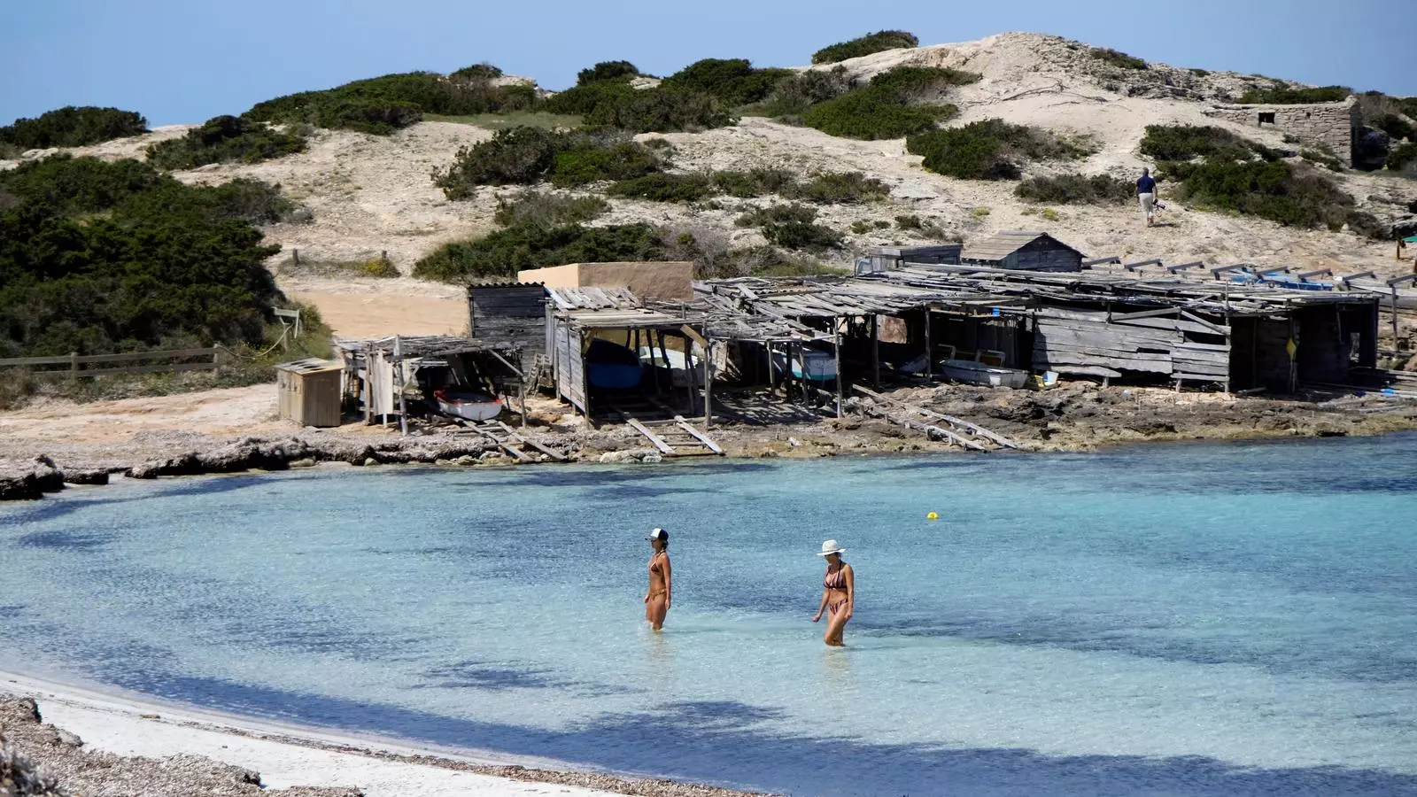 Dues banyistes a la platja de les Illetes de Formentera, gairebé buida aquest dilluns en el primer dia de la fase 1 del desconfinament