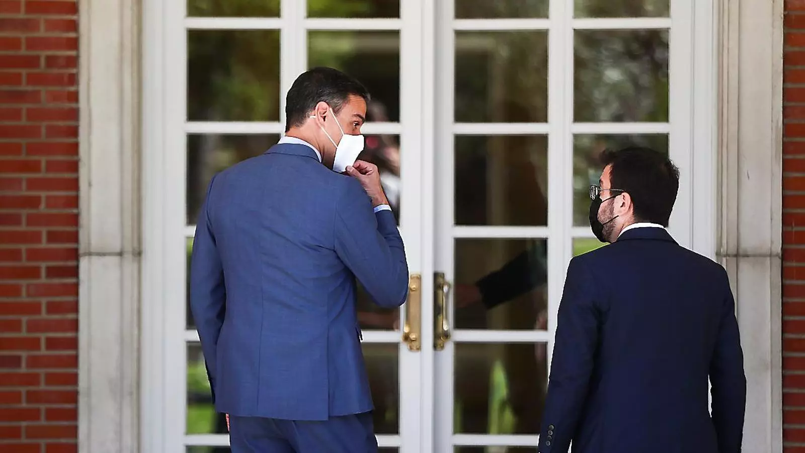 Pedro Sánchez i Pere Aragonès entrant ahir a la Moncloa.