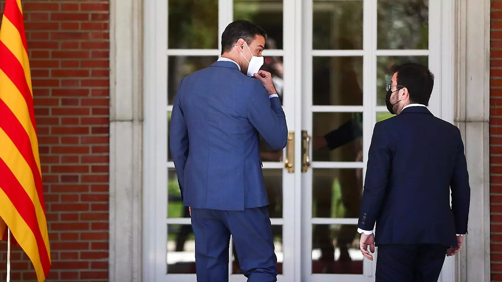 Pedro Sánchez i Pere Aragonès entrant ahir a la Moncloa.