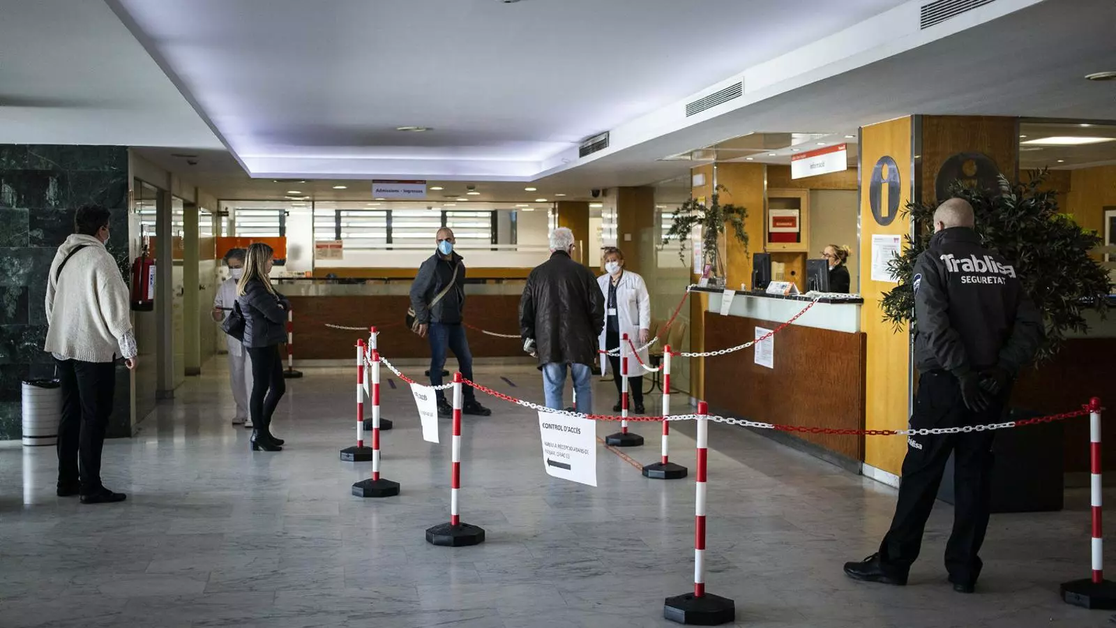 Usuaris i treballadors de l’Hospital Mútua Terrassa respectant les restriccions d’accés al centre.