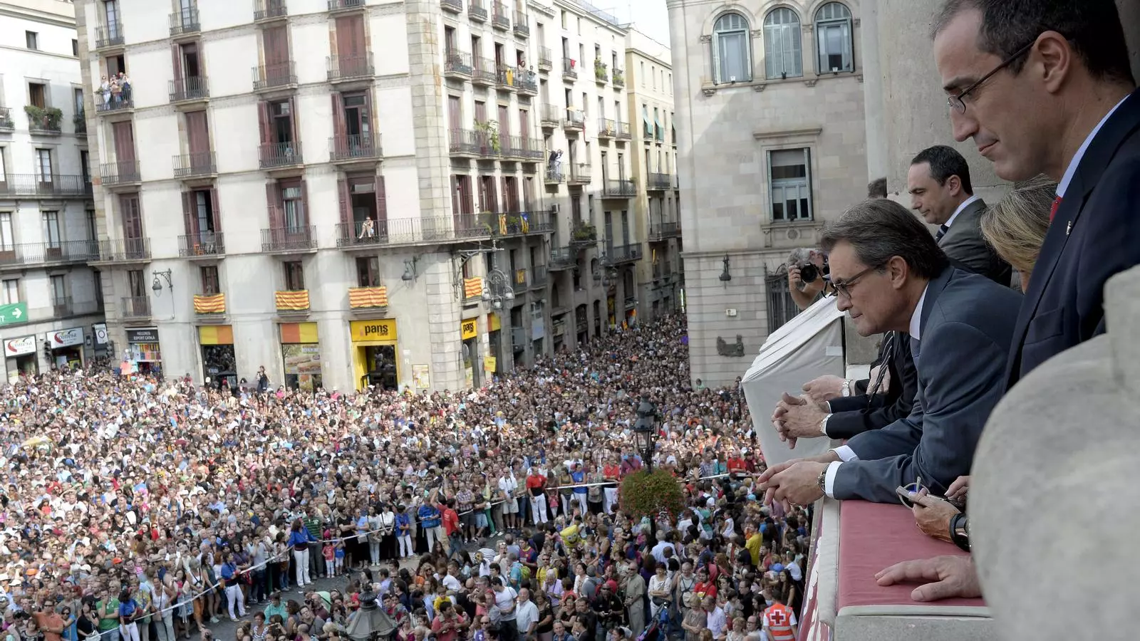 Personalitats al balcó de l'Ajuntament de Barcelona, a punt per veure la diada castellera / CÈLIA ATSET