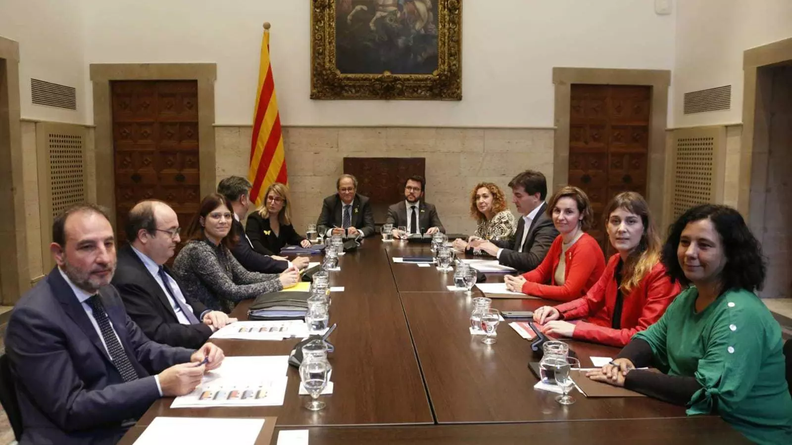 Els representants del Govern i els partits a la primera reunió de la taula de diàleg, al Palau de la Generalitat