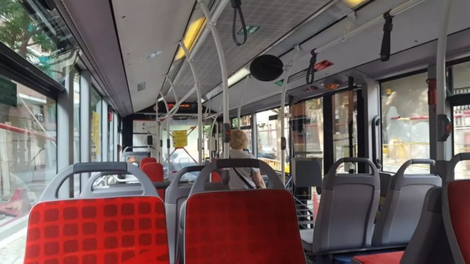 L'interior d'un autobús de la xarxa de Transports Metropolitans de Barcelona