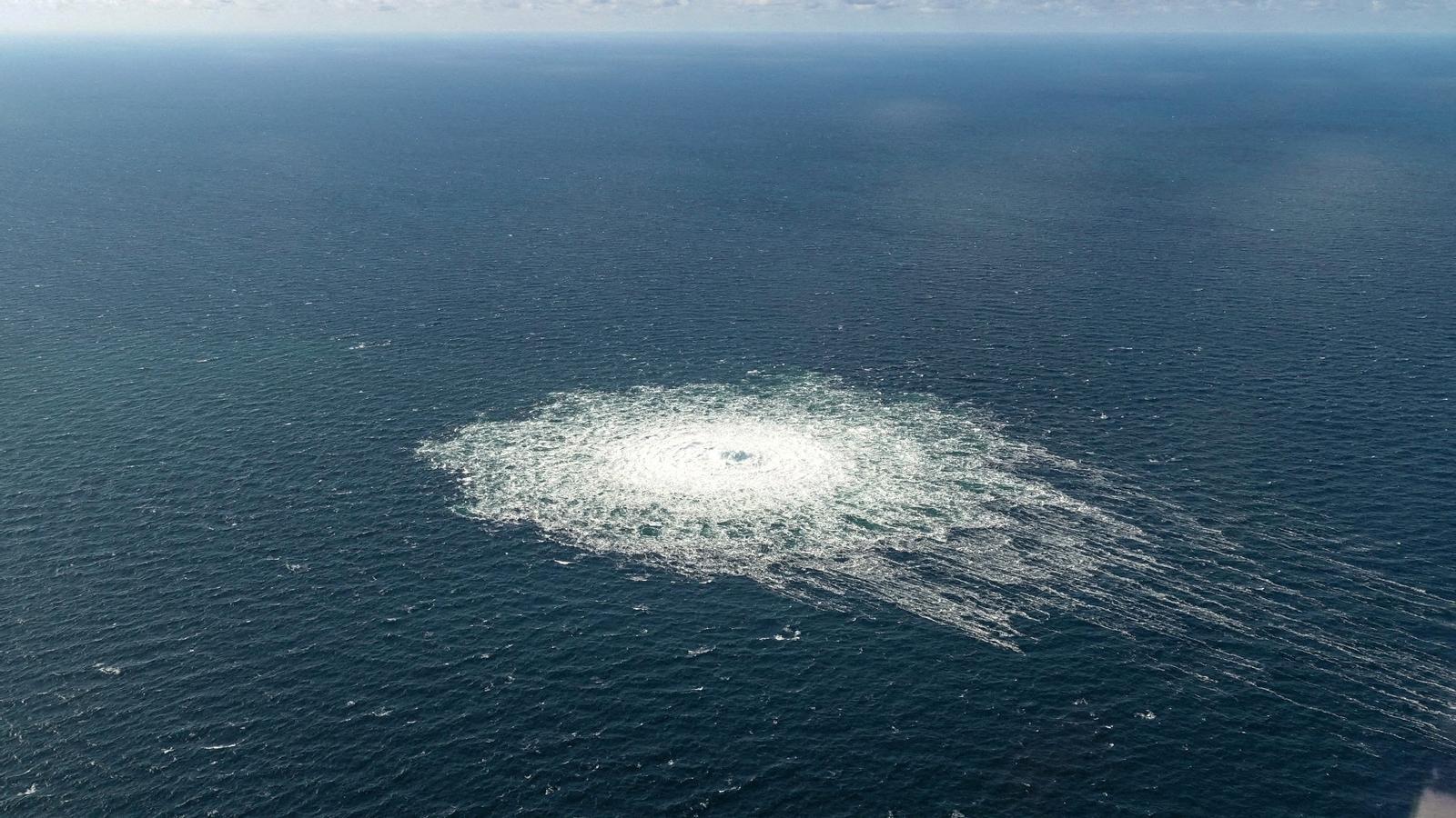 Fuga de gas en el Nord Stream 2, en una imagen tomada por un avión militar danés cerca de la isla de Bornholm.