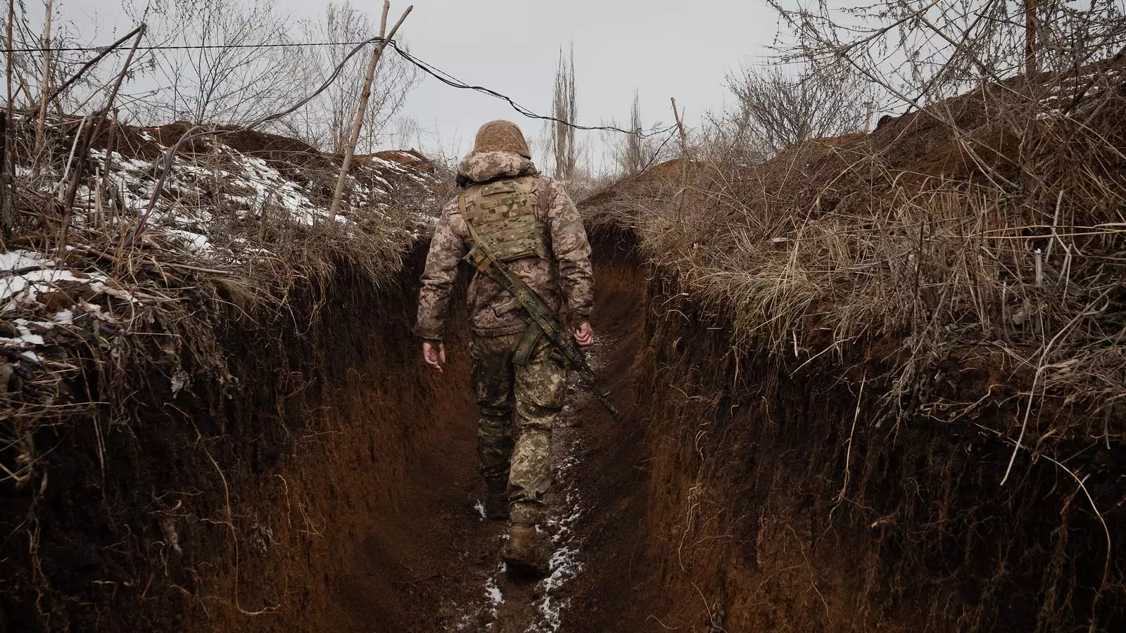 Un soldat en una trinxera a Ucraïna