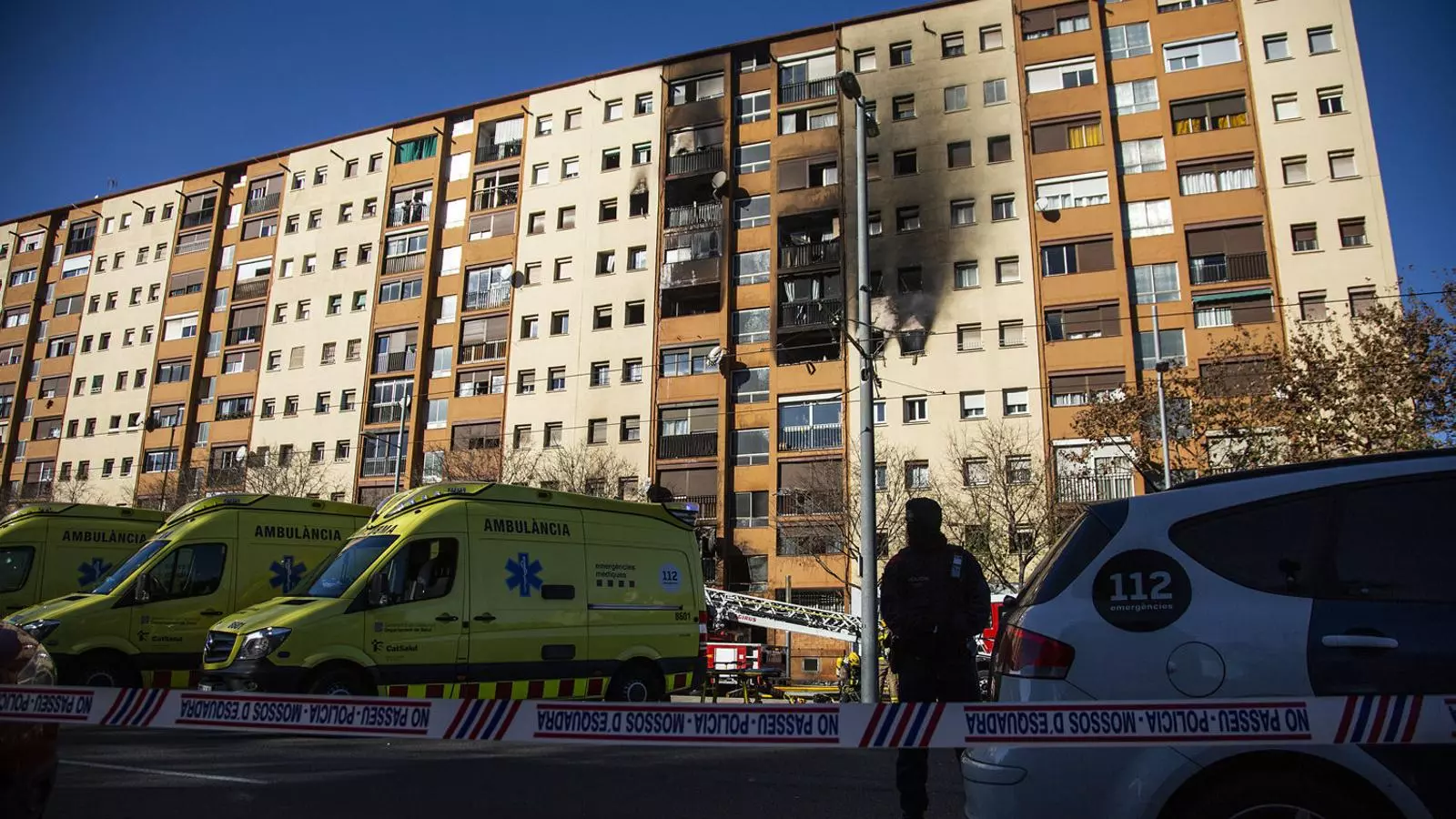 El bloc de pisos incendiat a l’avinguda Marquès de Mont-roig, Badalona.