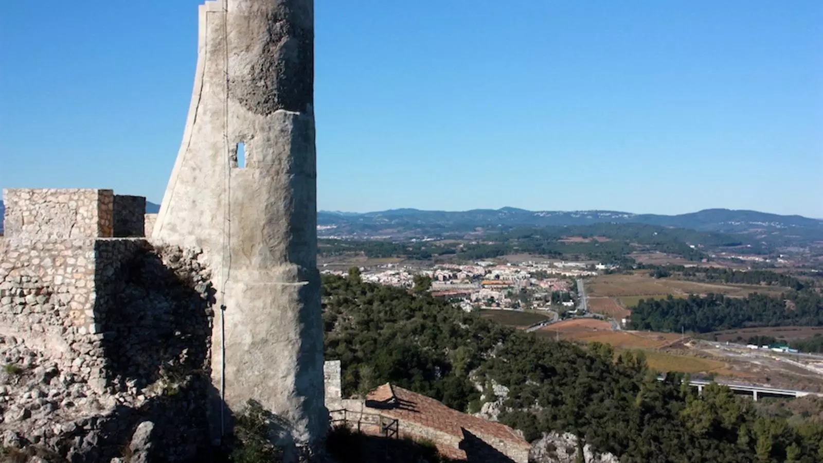 El castell de Subirats amb el municipi de Sant Sadurní d'Anoia