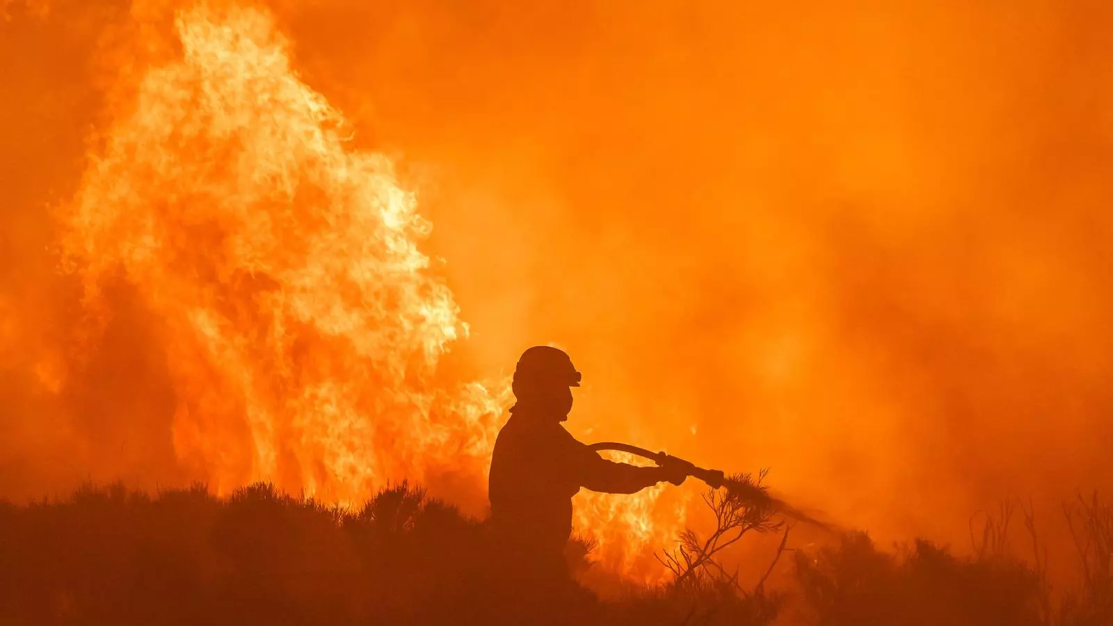 Un bomber fen feines d'extinció a Navalacruz