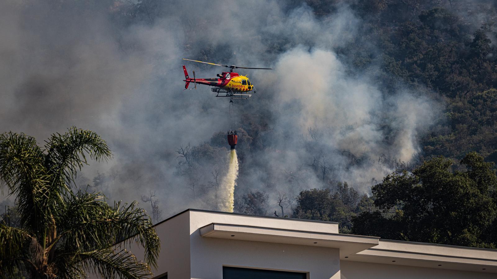 Vista de los trabajos de extinción del incendio desde la urbanización las Cabanyes de Calonge