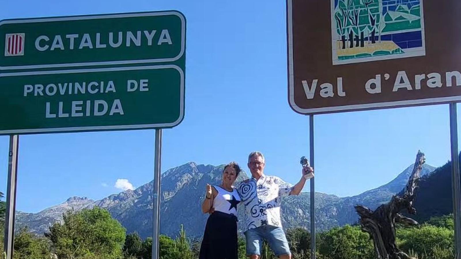 Marga Pocoví i Biel Tous posen amb el guardó d'Aranvision.