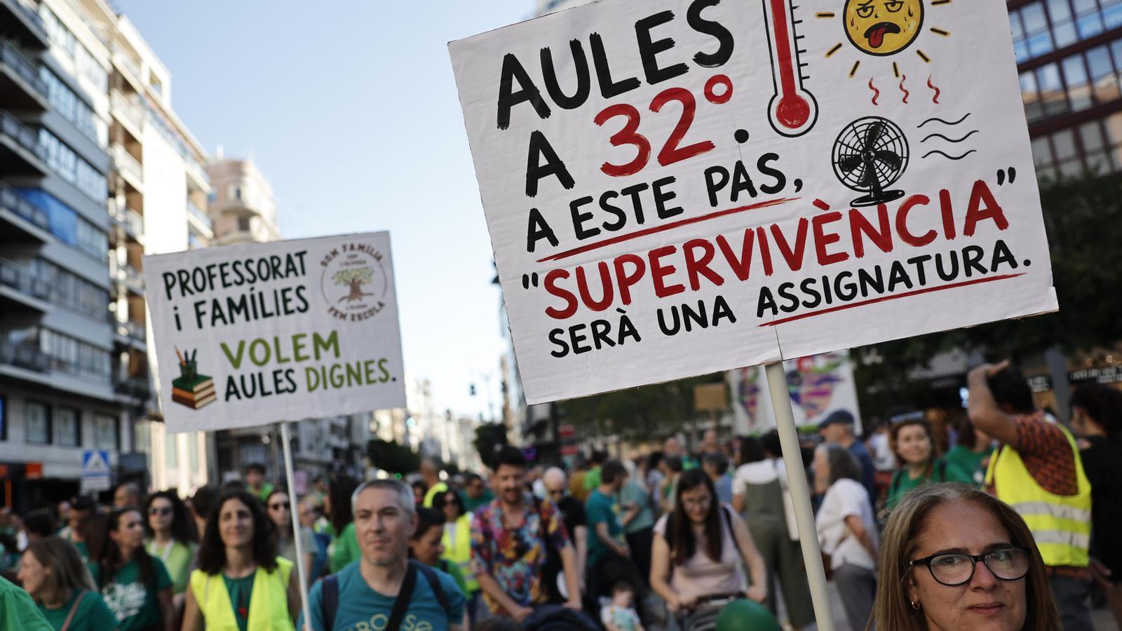 Teachers, families and students demonstrating in Valencia for educational improvements.
