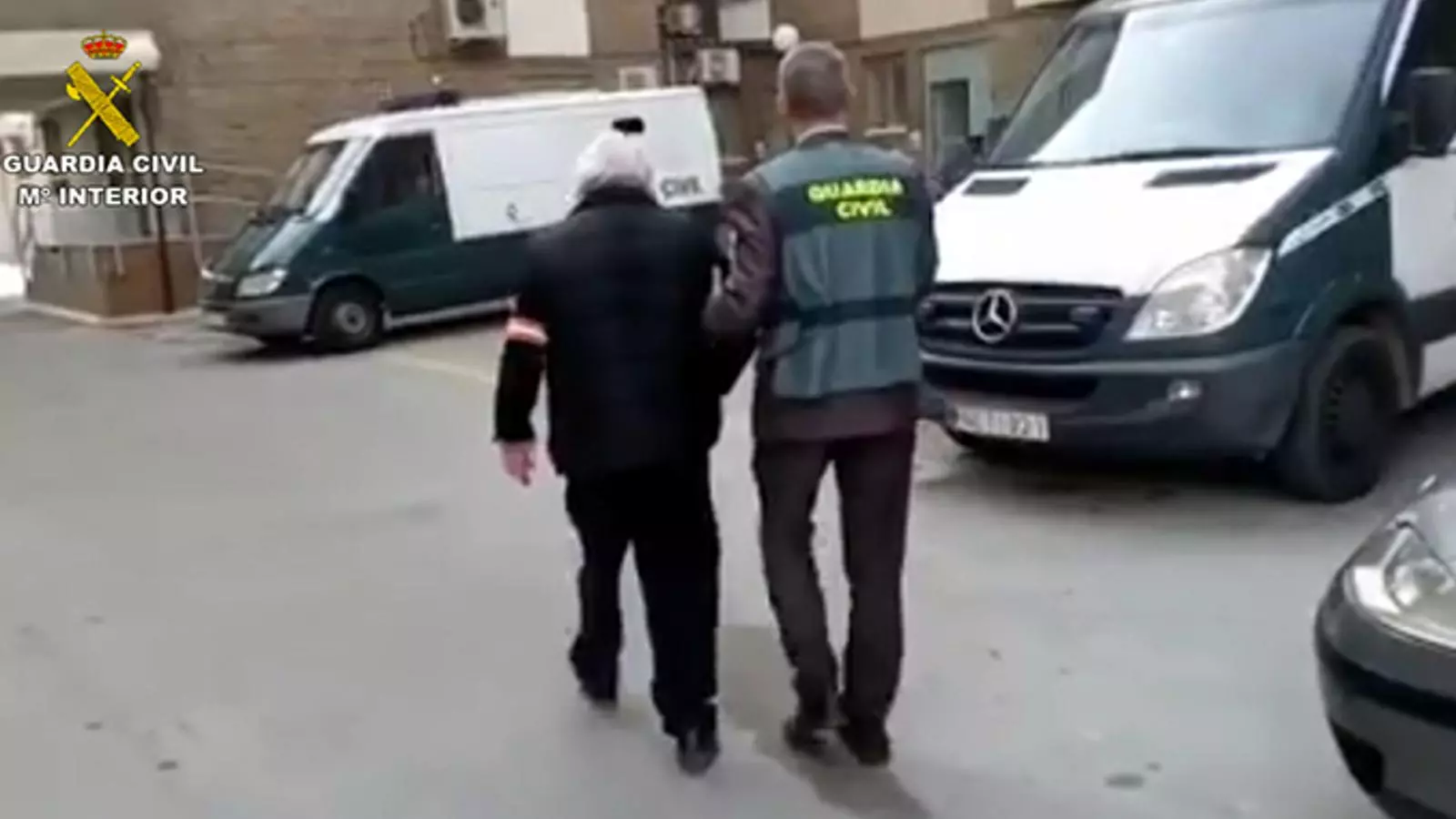 Un guàrdia civil traslladant l'home detingut ahir a Castelló de la Plana pel crim de fa 37 anys