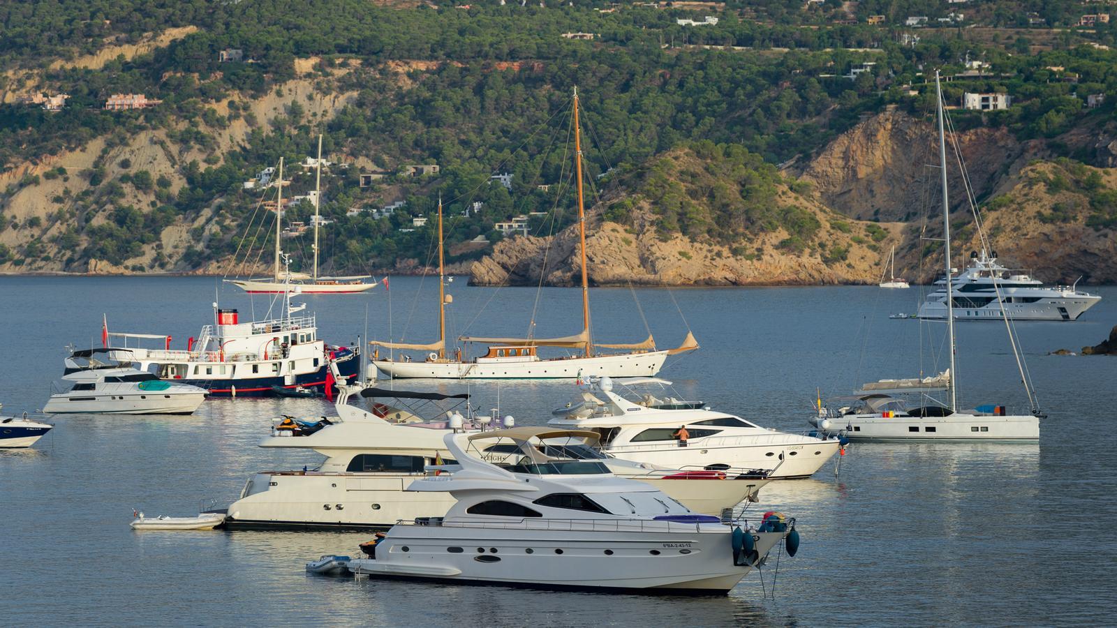 Vaixells a la cala de Porroig a Sant Josep de sa Talaia, Eivissa.