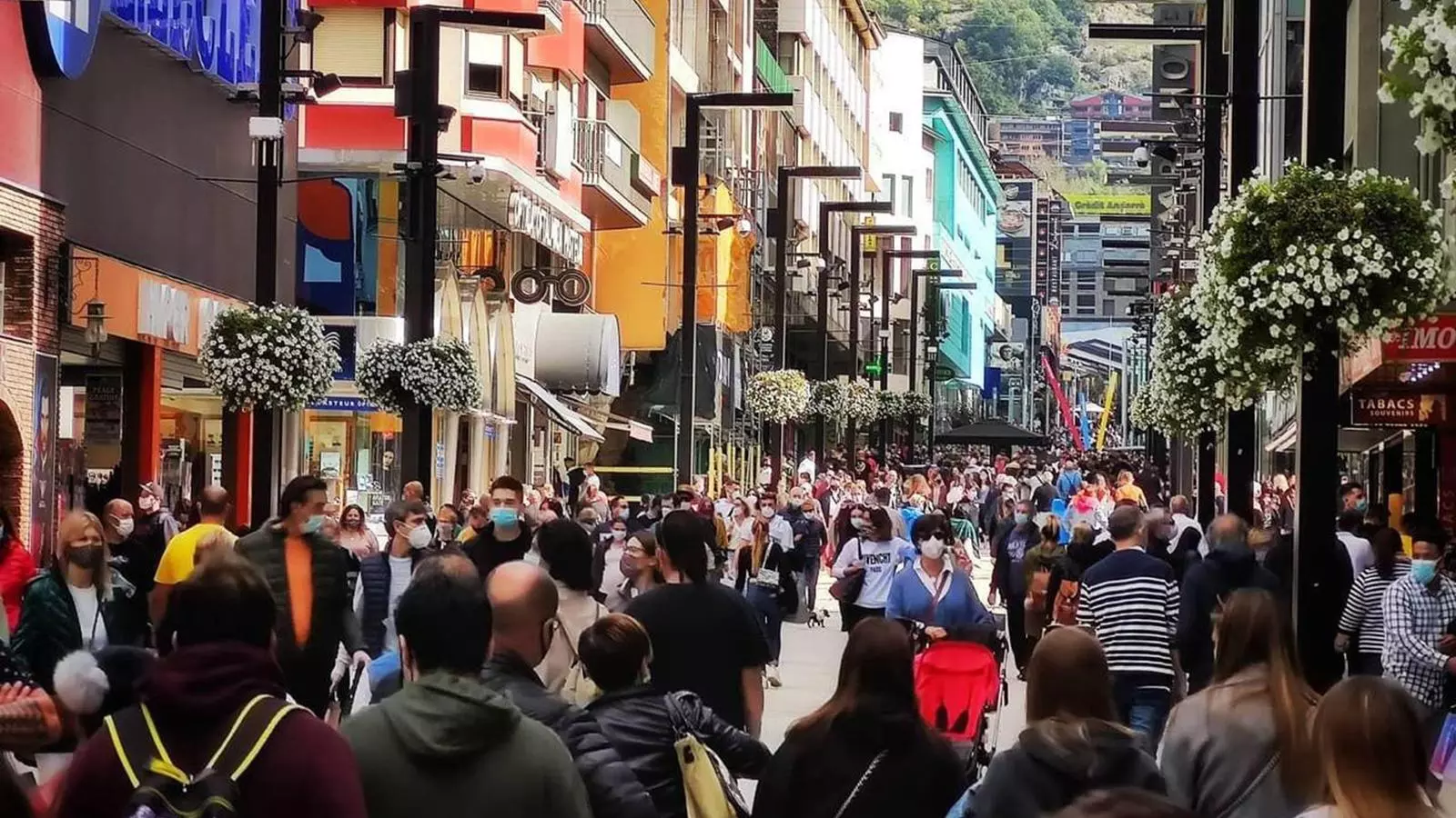 L'avinguda de Meritxell plena de turistes aquest dissabte. / ARA ANDORRA