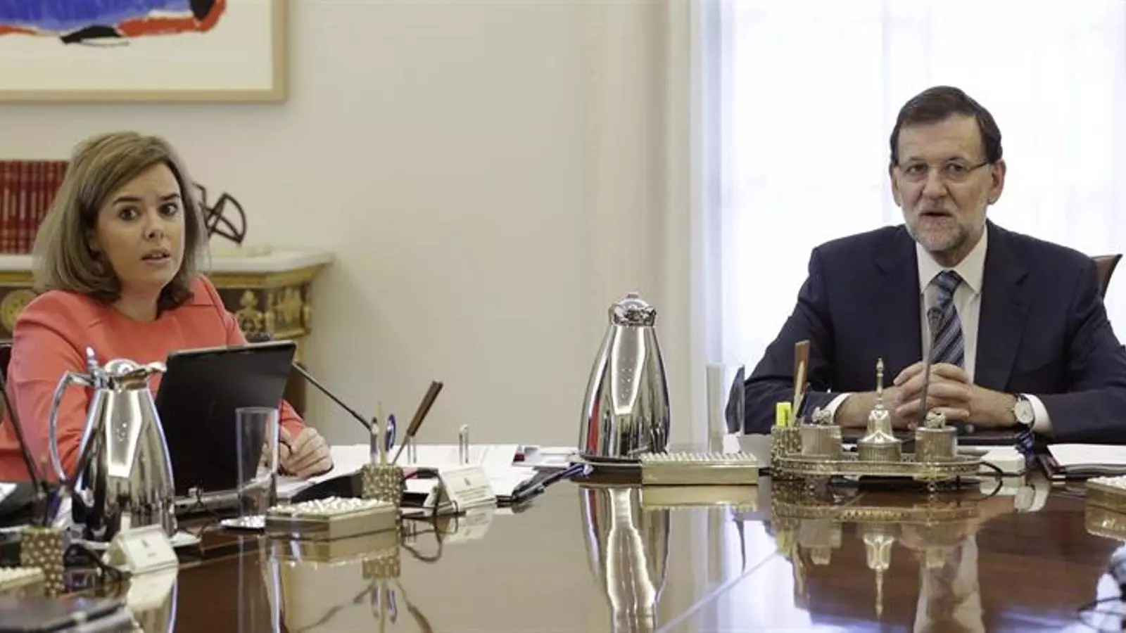 El president del govern espanyol, Mariano Rajoy, i la vicepresidenta, Sáenz de Santamaría, durant el consell de ministres extraordinari d'aquest dilluns. EFE