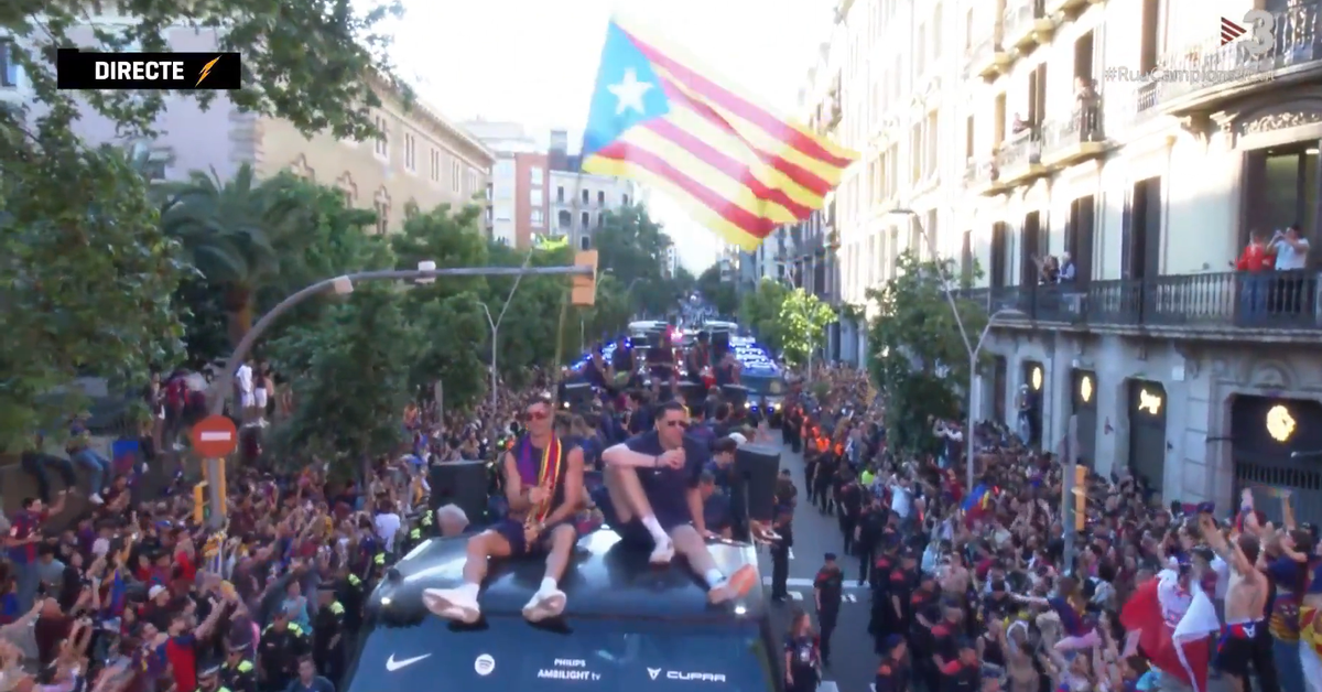 No havien passat ni 24 hores de la consecució del títol de Lliga que Barcelona tornava a sortir al carrer per festejar el campionat. Els jugadors del primer equip del Ba...