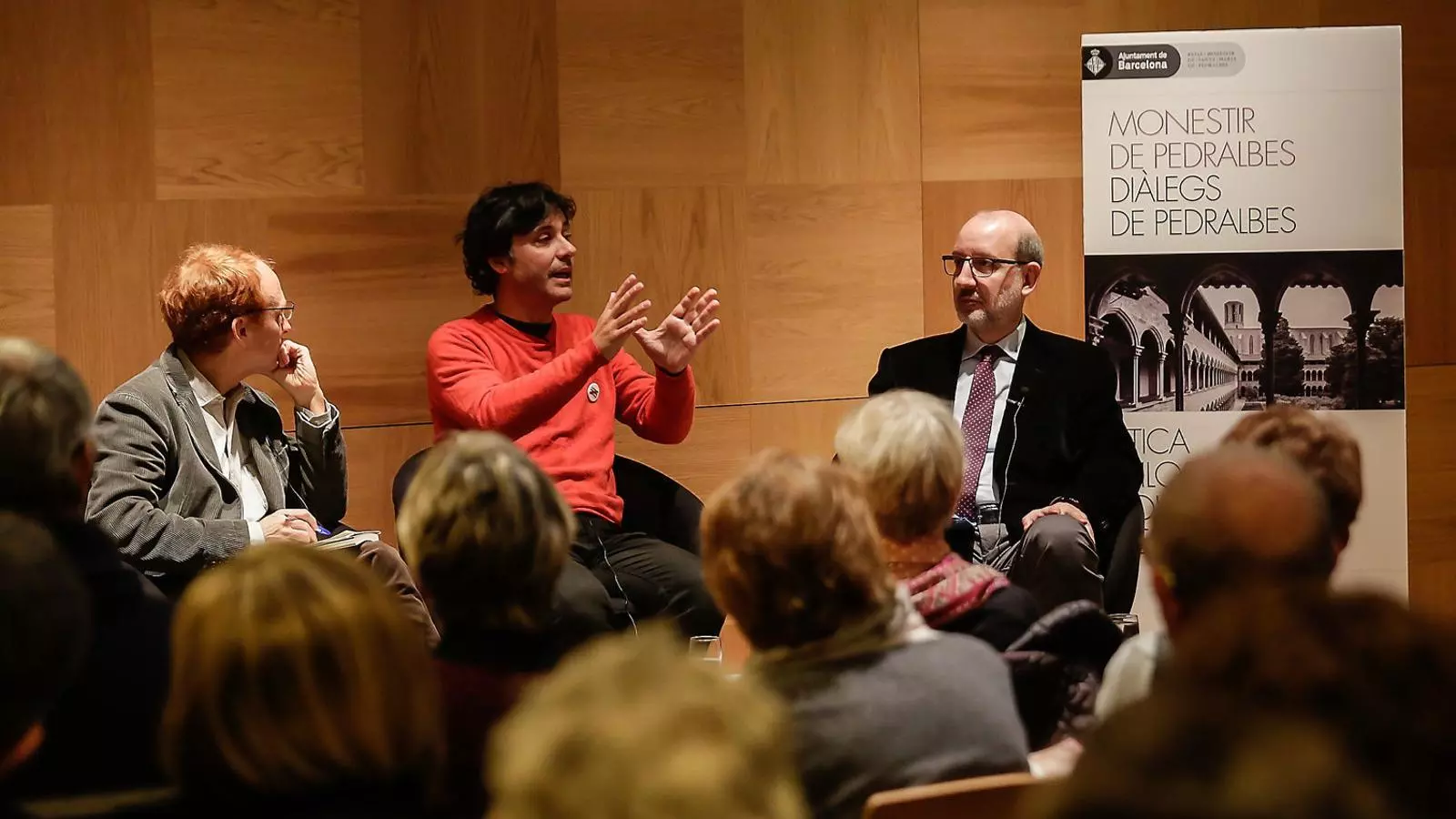 Els filòsofs Daniel Gamper i Joan Vergés, amb Antoni Bassas, ahir a l’auditori del monestir de Pedralbes.
