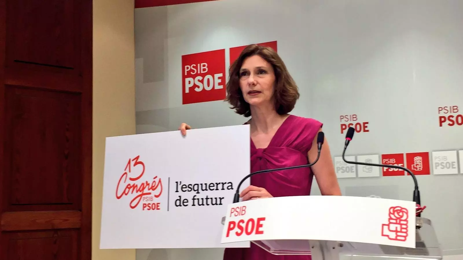 La secretària d'Organització, Bel Oliver, mostrant el lema del Congrés que celebrarà la formació aquest cap de setmana.