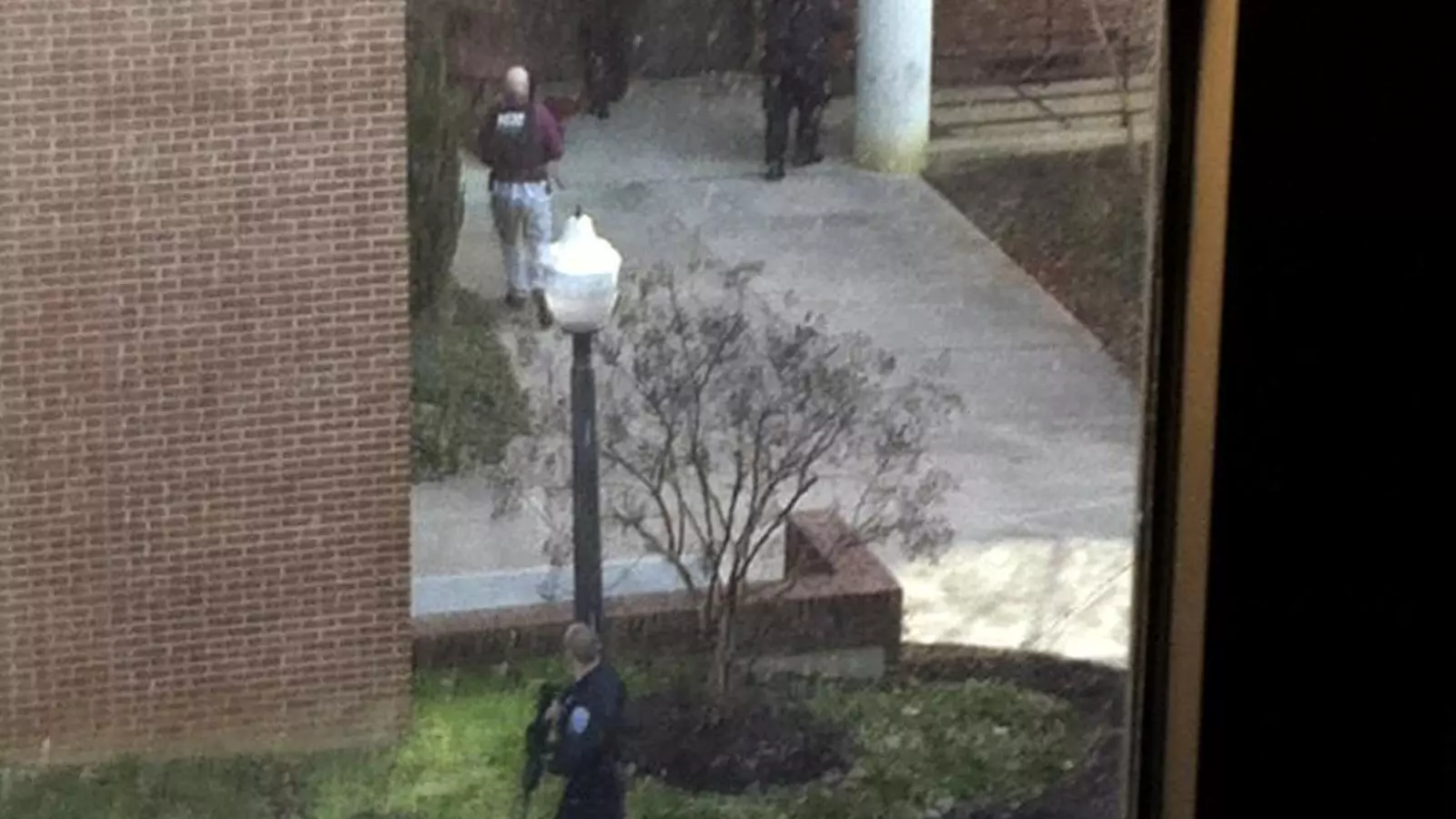 Agents de la policia busquen el tirotejador a la Universitat de Virginia Tech / REUTERS