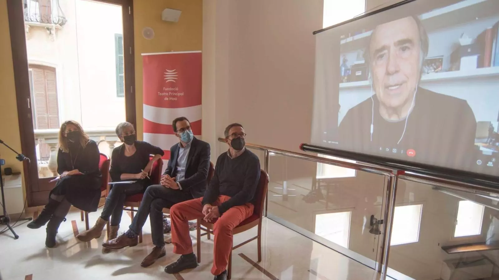 Joan Manel Serrat entrant per videoconferència a la presentació del concert.