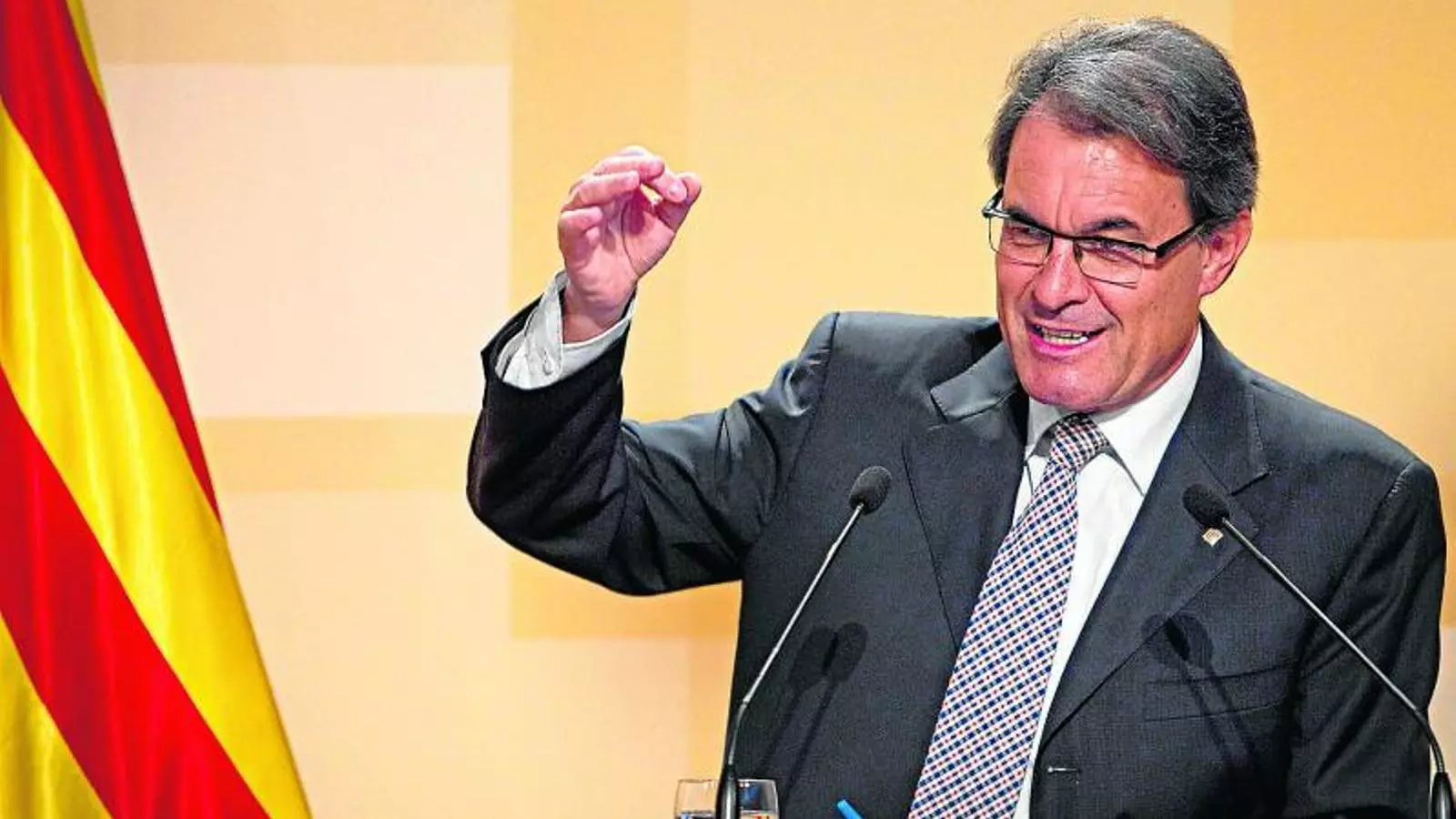 Mas accelera el xoc en denunciar l'Estat pel dèficit
