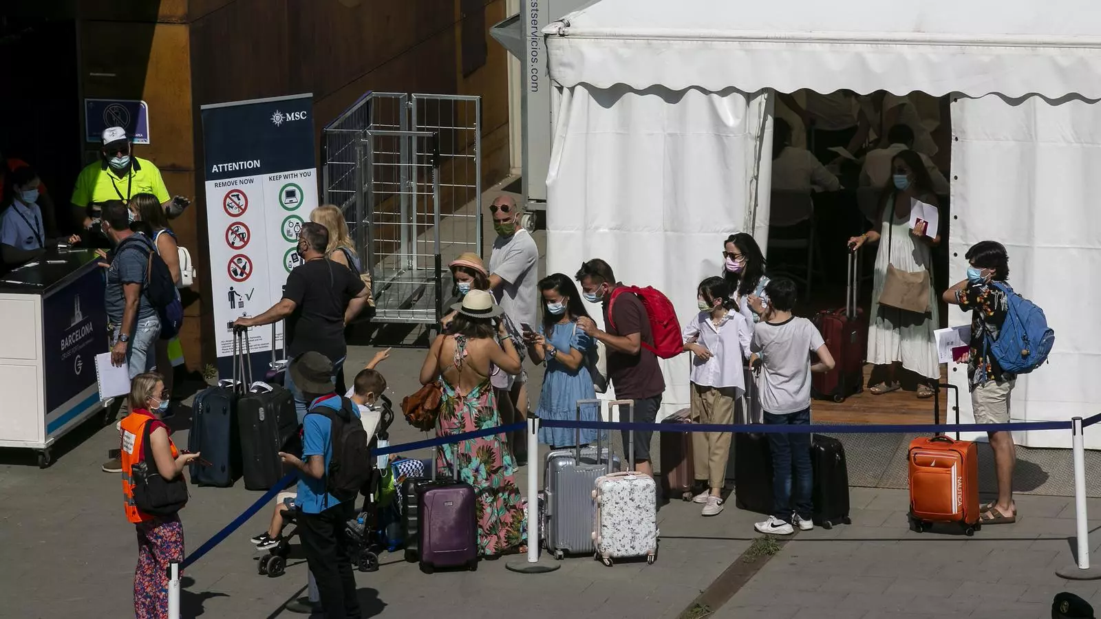 Els passatgers baixen del creuer per passar pel control