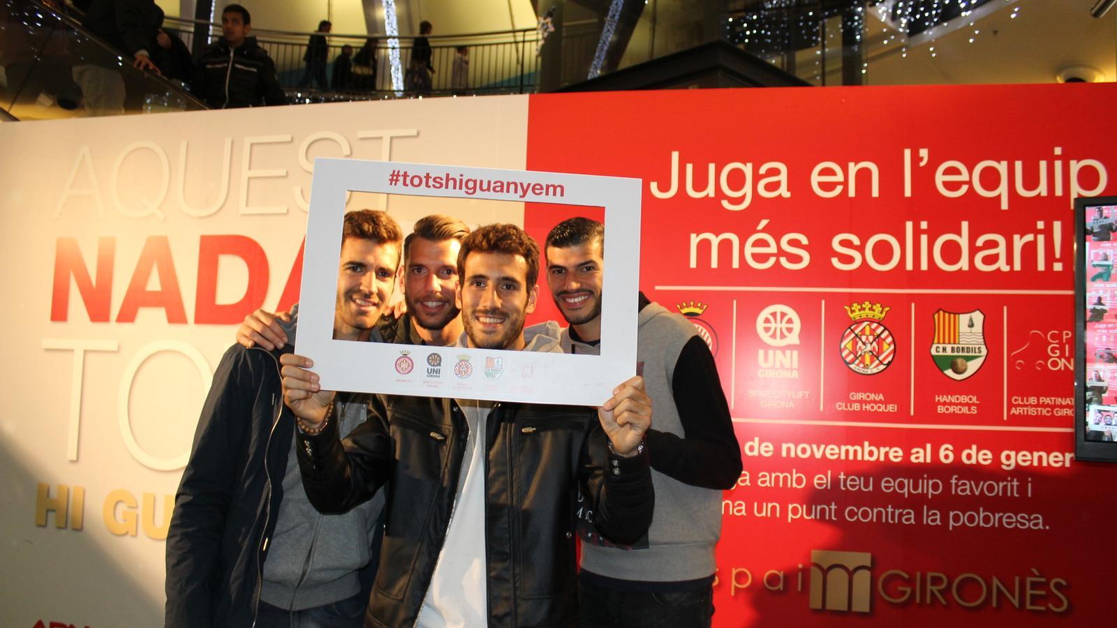 Una imatge de la visita dels jugadors del Girona FC