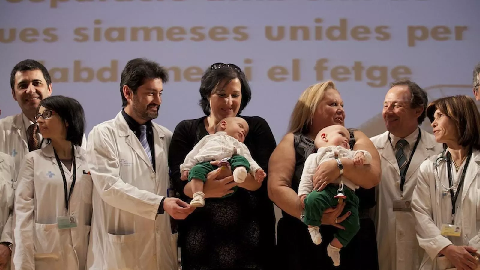 Equip mèdic de Vall d'Hebron amb les bessones siameses operades / C. CALDERER