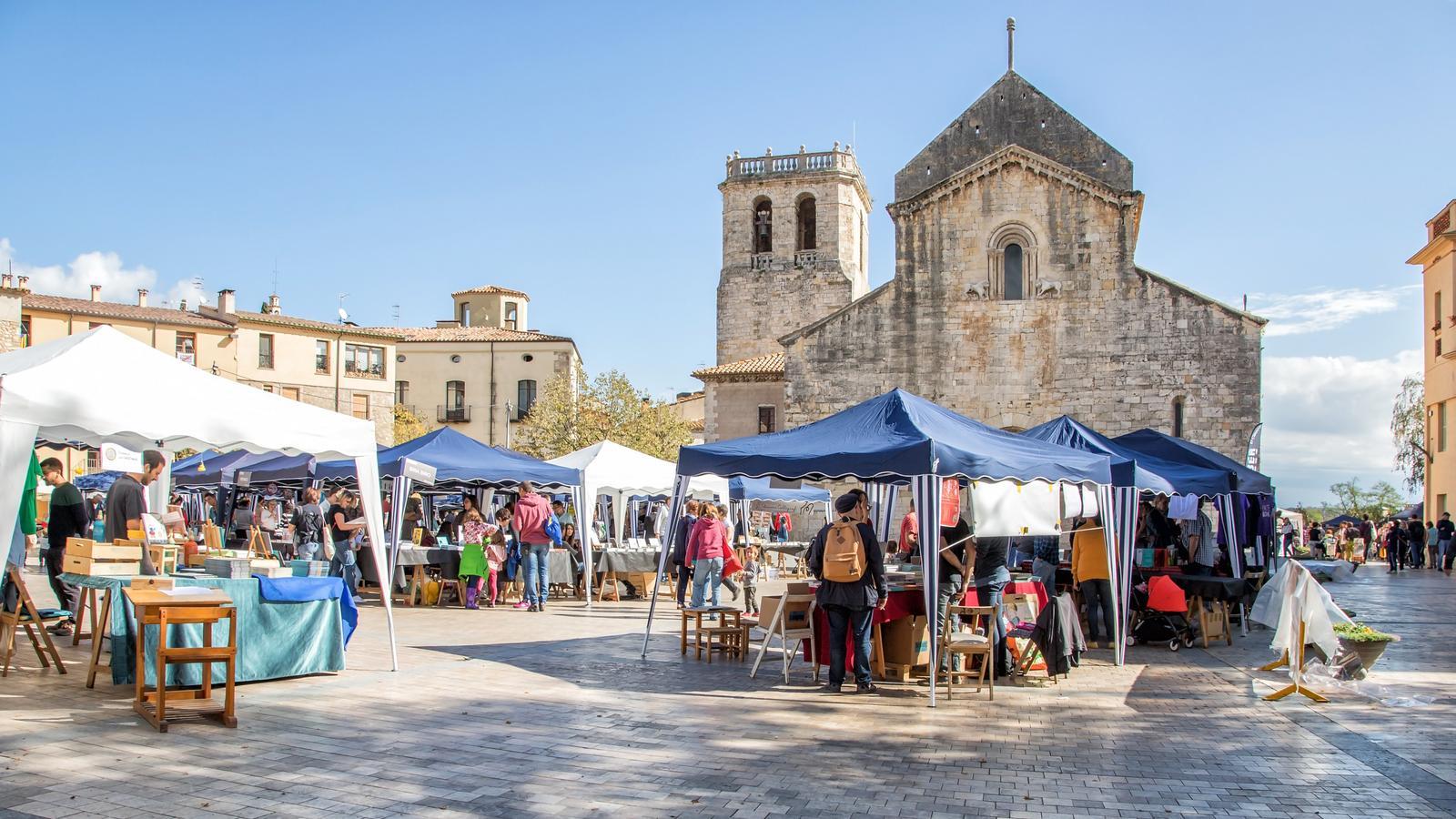 Publisher stalls at the Liberisliber fair in Besalú.