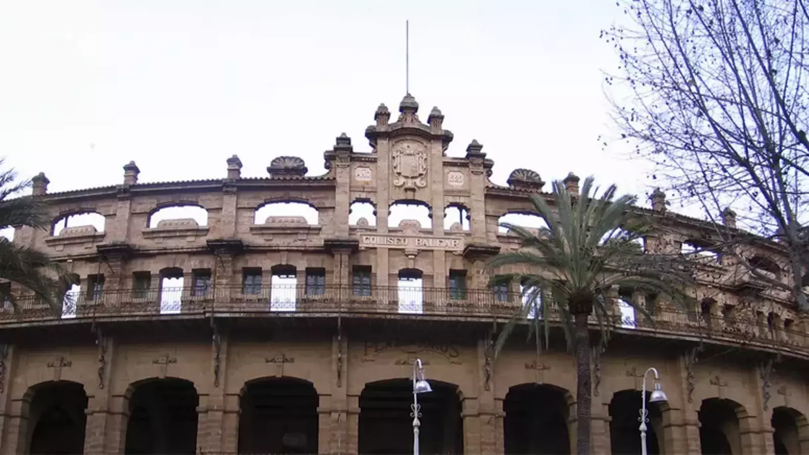 La façana principal de la plaça de toros de Palma.