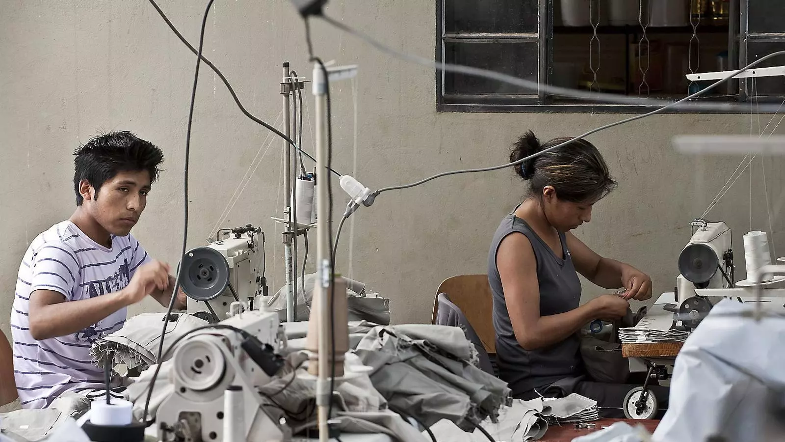 Immigrants bolivians treballen en condicions precàries en un taller de confecció als afores de Sao Paulo.