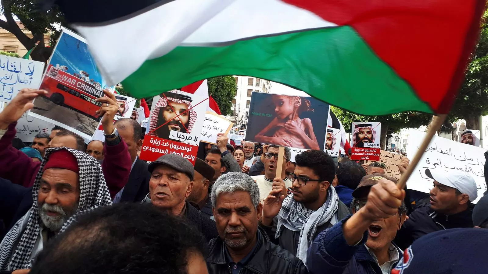 Centenars de tunisians es van manifestar ahir al carrer contra la visita al país del príncep hereu de l'Aràbia Saudita