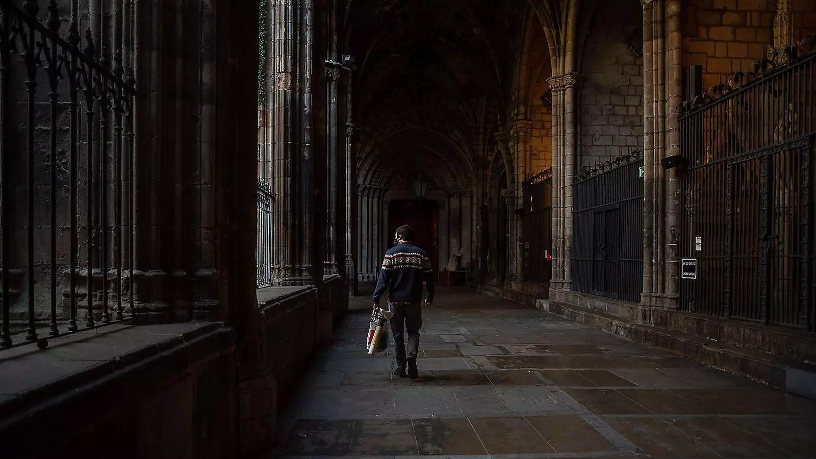Un visitant al claustre de la catedral de Barcelona.