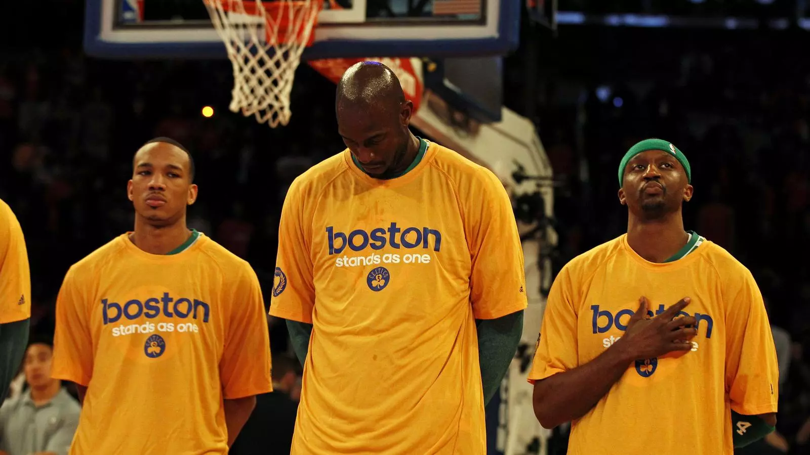 Els jugadors dels Boston Cetlics amb una samarreta on es llegeix "Boston stand as one" en homenatge a les víctimes de les bombes de la Marató