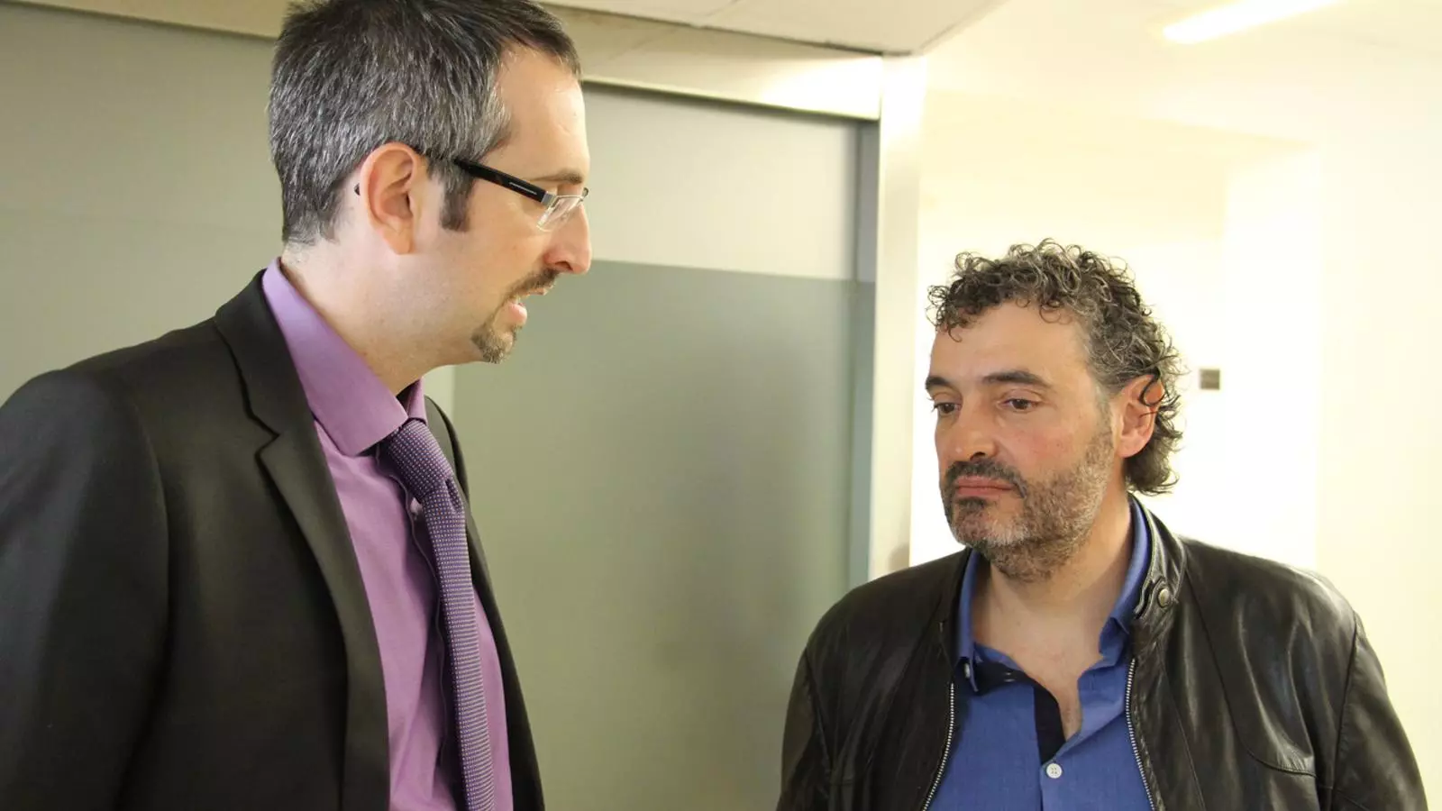 Francesc Robert i el seu advocat, Xavier López, el dia que van entregar la demanda / ANA