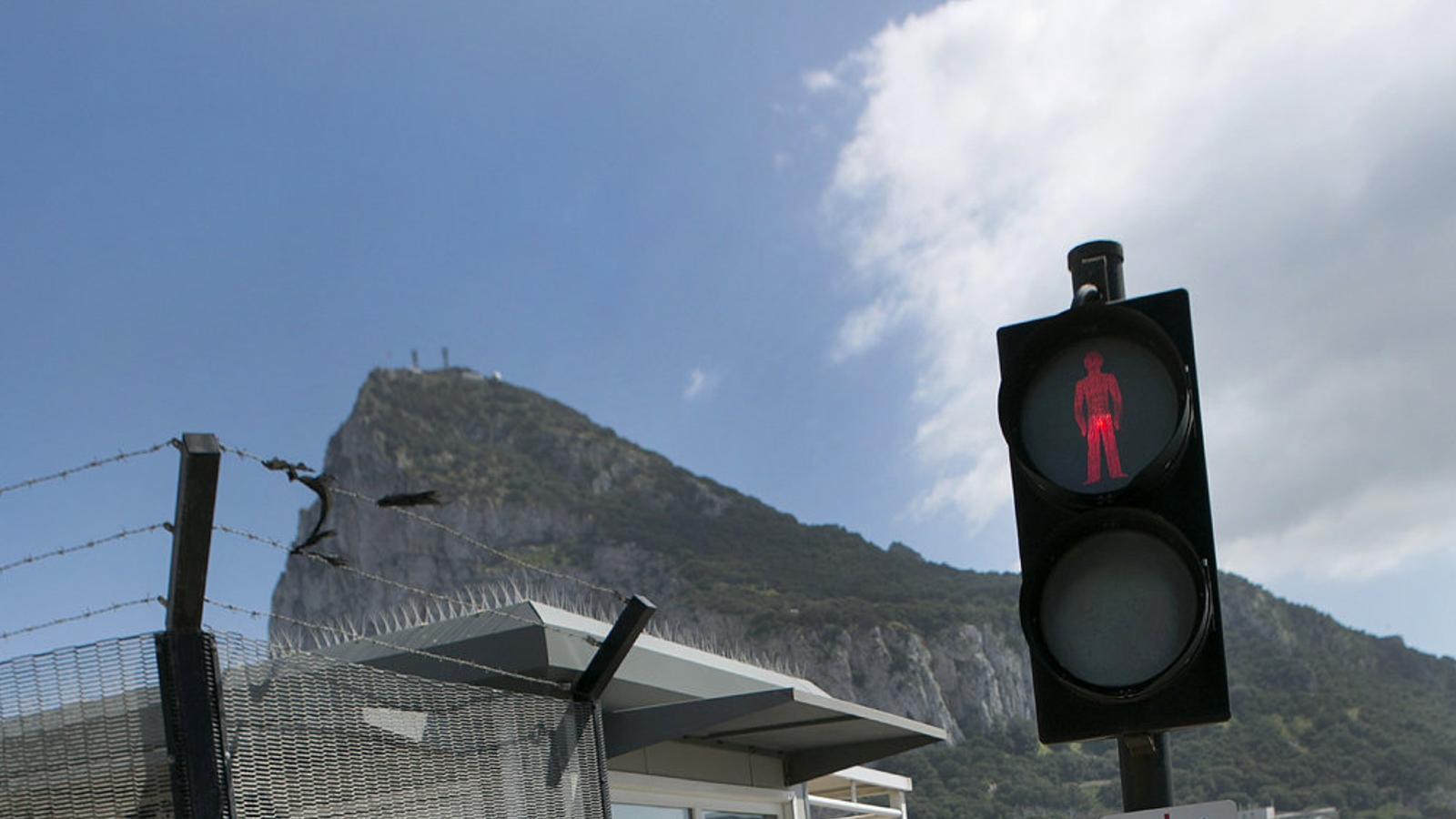 Personas entrando a España desde Gibraltar.
