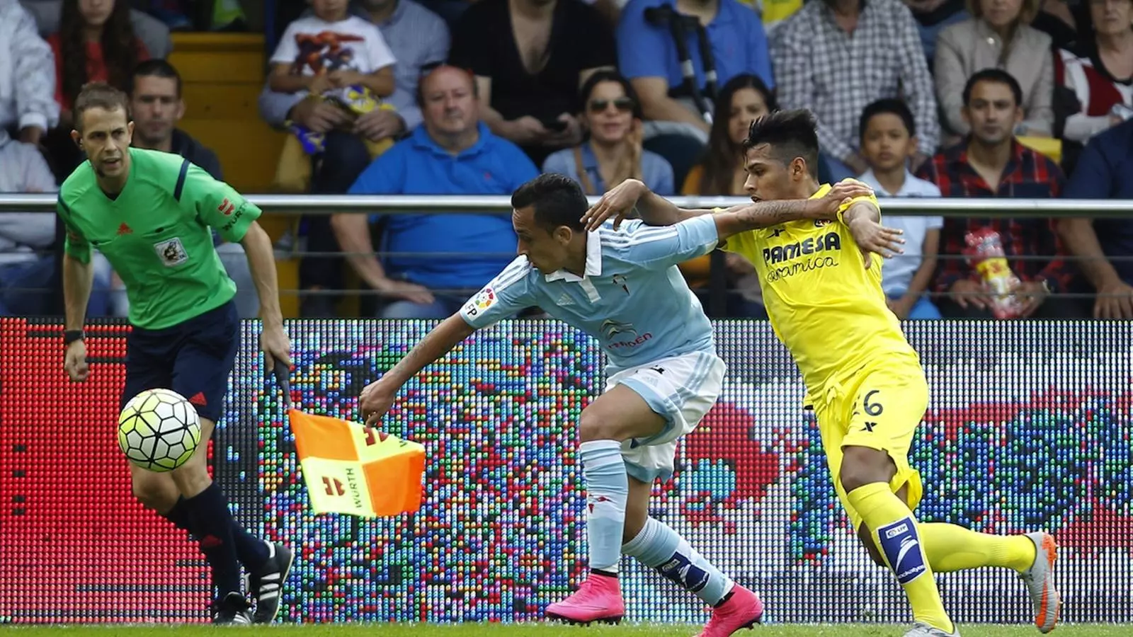Orellana, autor del primer gol del Celta, disputa una pilota amb el jugador del Vila-real Nahuel / JOSE JORDAN / AFP